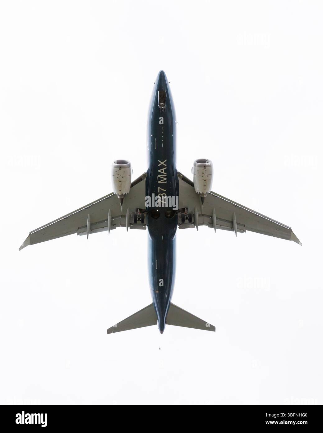 30 juin 2020, Seattle, Washington, États-Unis : un Boeing 737 MAX 7 arrive pour un atterrissage à Boeing Field lors d'un vol d'essai critique à Seattle le mardi 30 juin 2020. Ce vol, le deuxième des trois prévu avec un pilote de la FAA à bord, est essentiel pour la certification de l'avion depuis son échouement mondial en 2019 après deux accidents mortels. (Crédit image : © Paul Christian Gordon/ZUMA Wire) Banque D'Images