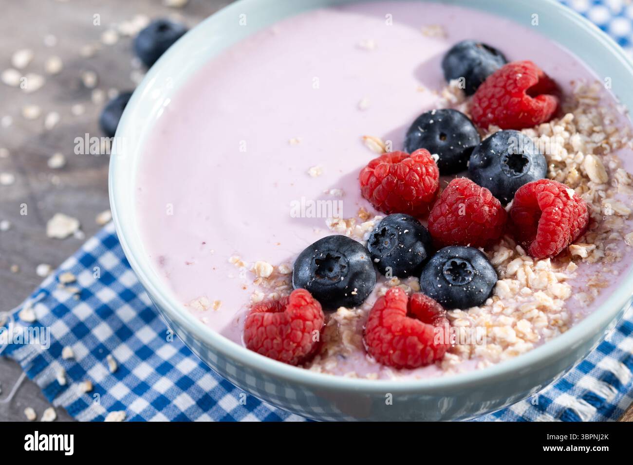 Bol à smoothie sain avec des baies sur une table en bois Banque D'Images