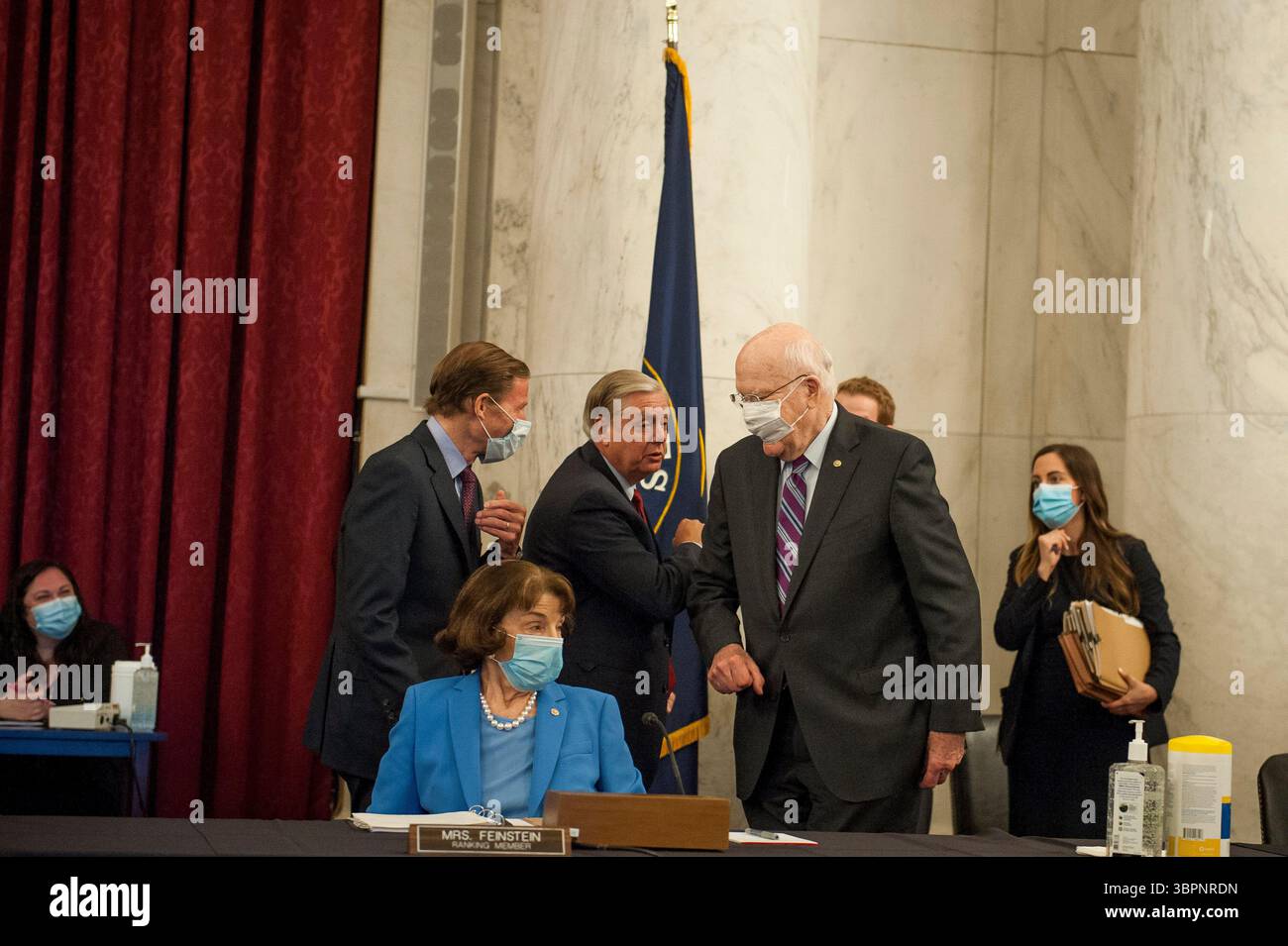 2 juillet 2020, Washington, District de Columbia, États-Unis : sénateur des États-Unis Lindsey Graham (républicain de Caroline du Sud), présidente du Comité judiciaire du Sénat américain, deuxième à droite, sénateur américain Richard Blumenthal (démocrate du Connecticut), à gauche, sénatrice américaine Dianne Feinstein (démocrate de Californie), membre de rang, Comité judiciaire du Sénat américain, deuxième à gauche, et sénateur américain Patrick Leahy (démocrate du Vermont), à droite, discussion avant le balisage du Comité judiciaire du ''élimination abusive et négligence rampante des technologies interactives interactives (GAGNER 2020) Banque D'Images