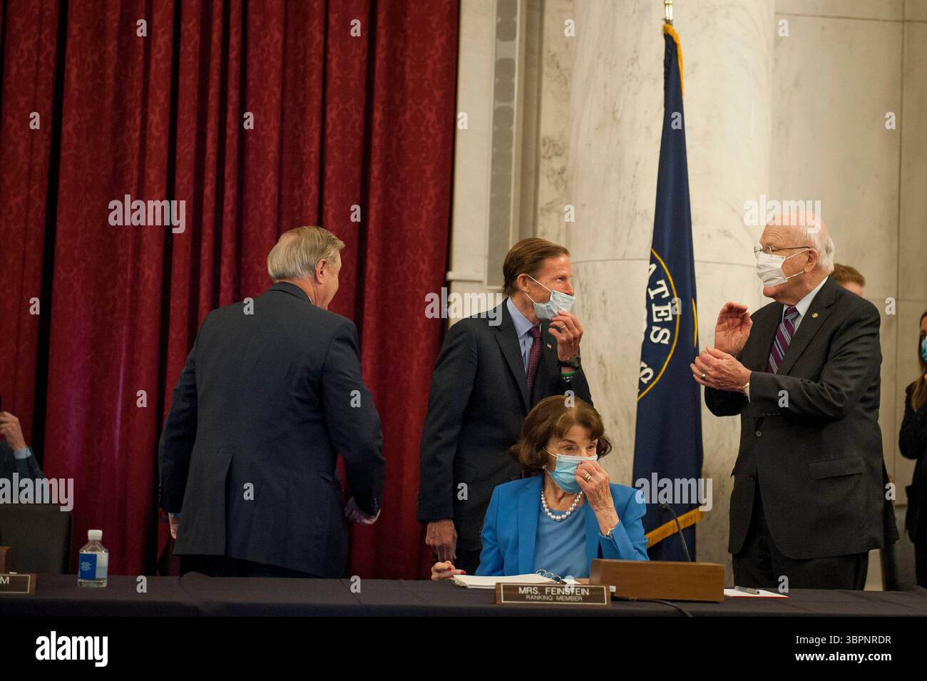 2 juillet 2020, Washington, District de Columbia, États-Unis : sénateur des États-Unis Lindsey Graham (républicain de Caroline du Sud), présidente du Comité judiciaire du Sénat américain, à gauche, sénateur américain Richard Blumenthal (démocrate du Connecticut), à gauche, sénatrice américaine Dianne Feinstein (démocrate de Californie), membre de rang, Comité judiciaire du Sénat américain, au centre, et sénateur américain Patrick Leahy (démocrate du Vermont) 2020, à droite, discussion avant LE balisage du Comité judiciaire du ''élimination de la négligence abusive et rampante des nominations Russell' Banque D'Images