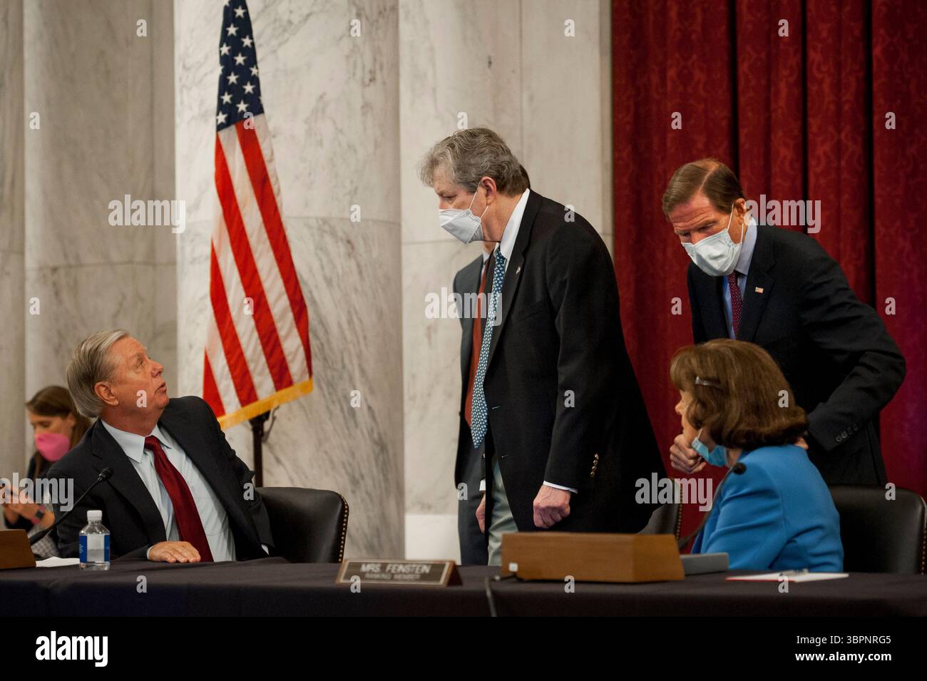 2 juillet 2020, Washington, District de Columbia, États-Unis : sénateur des États-Unis Lindsey Graham (républicain de Caroline du Sud), président du Comité judiciaire du Sénat américain, à gauche, sénateur américain John Neely Kennedy (républicain de Louisiane), deuxième à partir de la gauche, sénateur américain Richard Blumenthal (démocrate du Connecticut), deuxième à partir de la droite, et sénateur américain Dianne Feinstein (démocrate de Californie), membre de rang, Comité judiciaire du Sénat américain, à droite, chat avant le balisage du comité ''élimination abusive et négligence rampante des technologies interactives (GAGNER 2020 Banque D'Images