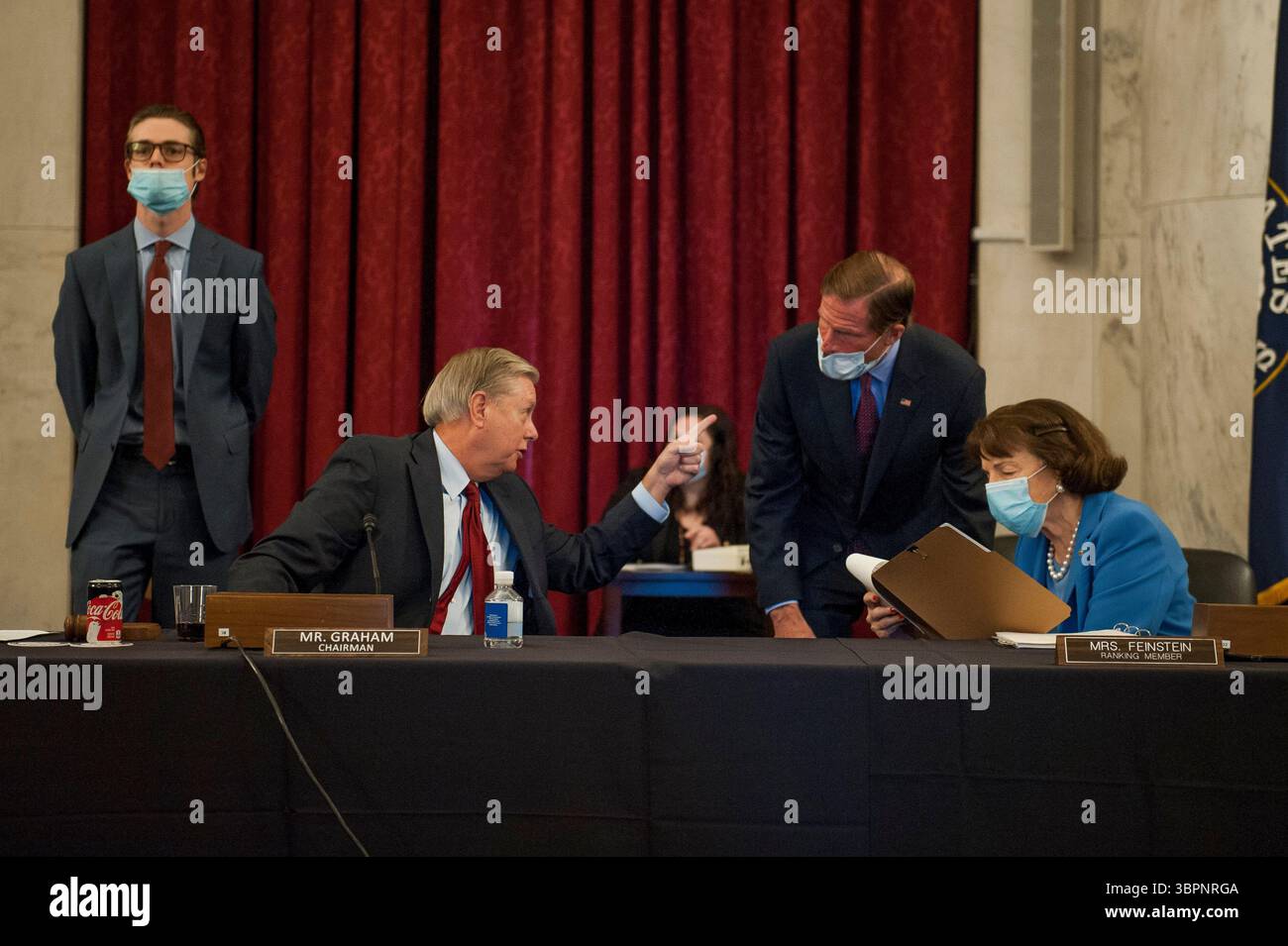 2 juillet 2020, Washington, District de Columbia, États-Unis : le sénateur des États-Unis Lindsey Graham (républicain de Caroline du Sud), président du Comité judiciaire du Sénat américain, à gauche, le sénateur américain Richard Blumenthal (démocrate du Connecticut), au centre, et la sénatrice américaine Dianne Feinstein (démocrate de Californie), membre de rang du Comité judiciaire du Sénat américain, à droite, discutez avant le balisage du comité de la loi ''Eliminating abusif et rampant négligence of Interactive technologies (EARN IT) Act of 2020'''''''''''''' et Russell dans le bureau du Capitol Hill, Washington, jeudi 2 juillet 202 Banque D'Images