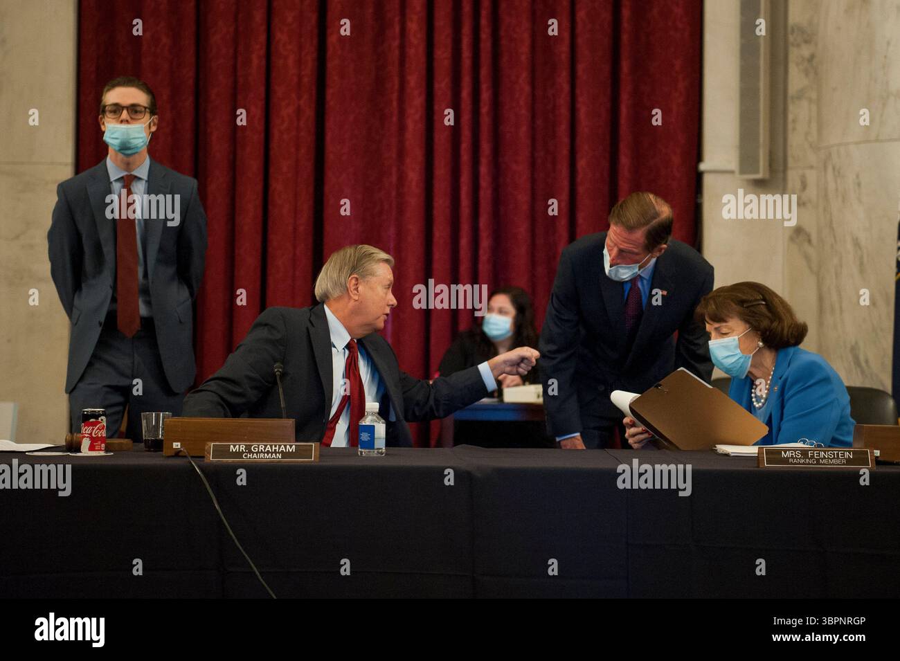 2 juillet 2020, Washington, District de Columbia, États-Unis : le sénateur des États-Unis Lindsey Graham (républicain de Caroline du Sud), président du Comité judiciaire du Sénat américain, à gauche, le sénateur américain Richard Blumenthal (démocrate du Connecticut), au centre, et la sénatrice américaine Dianne Feinstein (démocrate de Californie), membre de rang du Comité judiciaire du Sénat américain, à droite, discutez avant le balisage du comité de la loi ''Eliminating abusif et rampant négligence of Interactive technologies (EARN IT) Act of 2020'''''''''''''' et Russell dans le bureau du Capitol Hill, Washington, jeudi 2 juillet 202 Banque D'Images