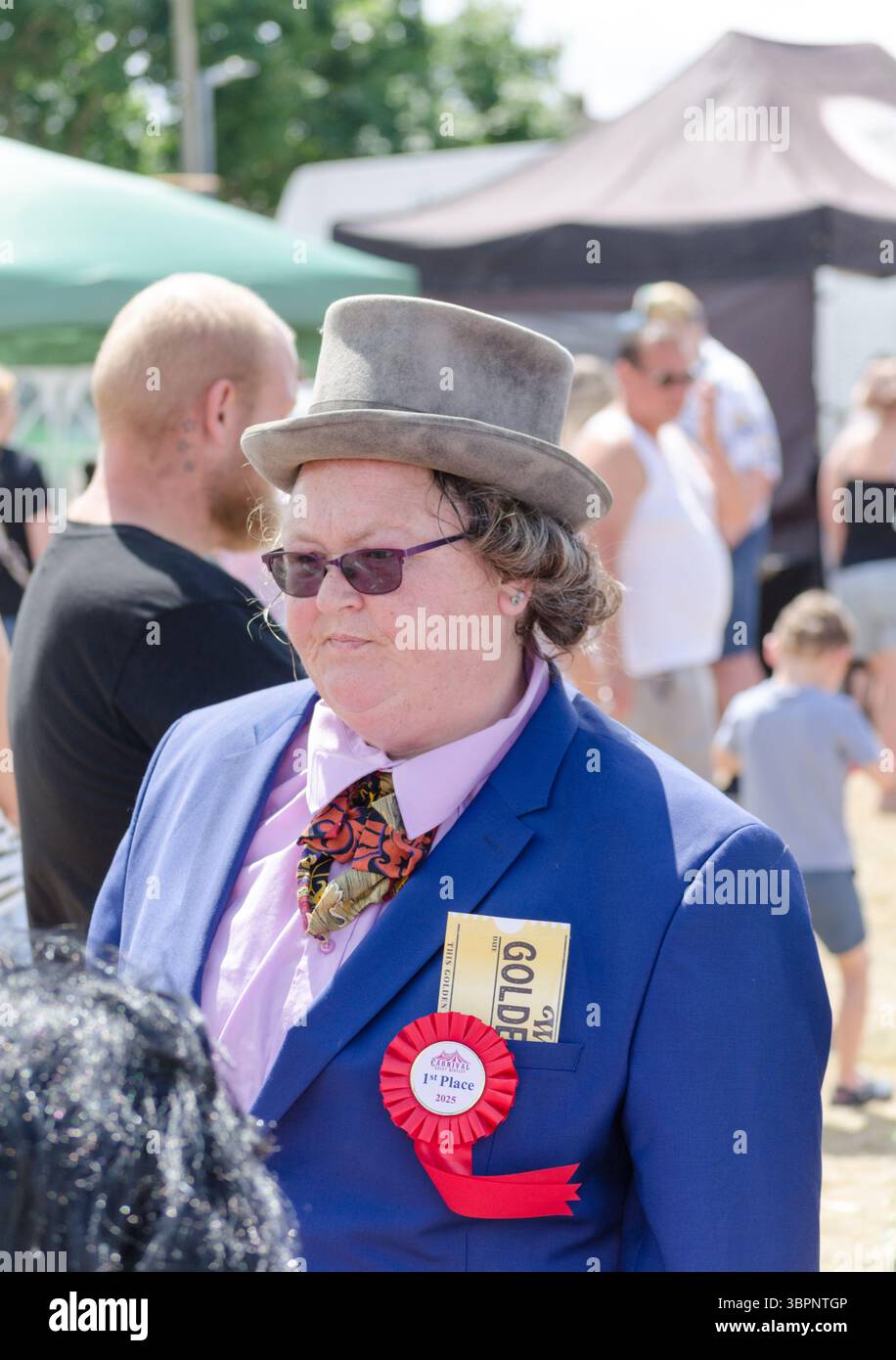 Une femme habillée comme Willy wonka lors d'une fête du village avec le billet d'or dans sa poche supérieure Royaume-Uni Banque D'Images