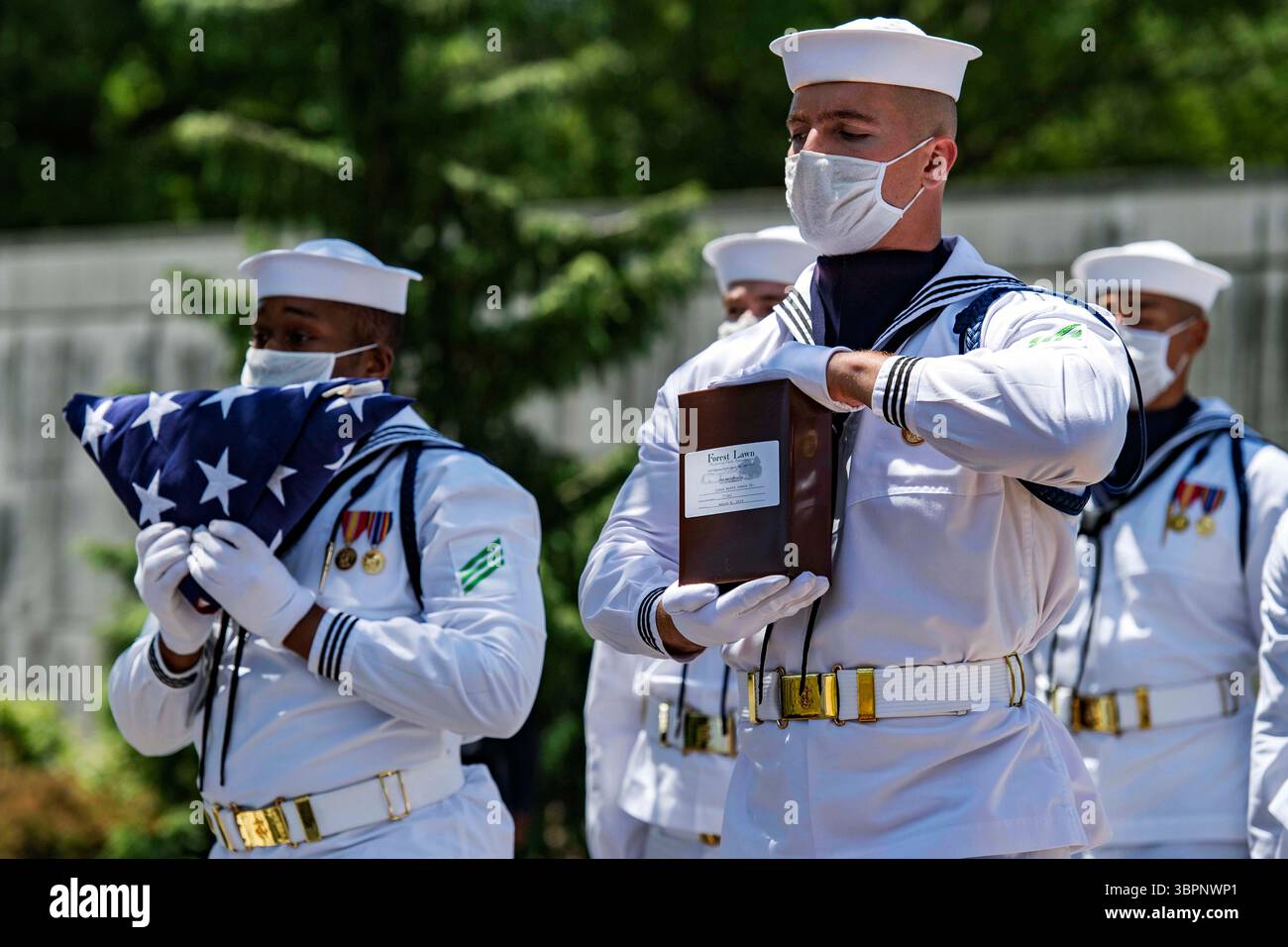 29 juin 2020 - Arlington, Virginie, États-Unis - la Garde de cérémonie de la marine américaine et le peloton de Caisson du 3e Régiment d'infanterie américain (la vieille Garde) mènent des funérailles militaires avec escorte modifiée pour le Cmdt de la marine américaine. Jesse W. Lewis, Jr. au cimetière national d'Arlington, Arlington, Virginie, le 29 juin 2020. Cmdt. Lewis a servi honorablement dans la Marine pendant plus de 30 ans. Ses décorations comprennent Air Medal avec 2 étoiles d'or, Vietnam Service Medal avec 3 étoiles d'or, et Republic of Vietnam Campaign Medal avec dispositif. Il est incarné à Columbarium court 9. Ce fut le premier service funéraire depuis mars 26 Banque D'Images