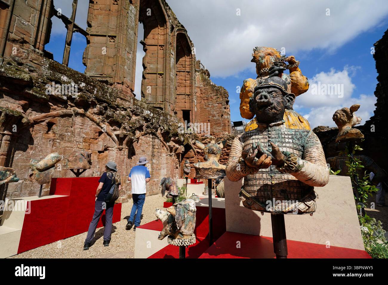 Installation artistique « Wicked Game », qui marque le 450e anniversaire de la visite de 19 jours de la reine Elizabeth I au château de Kenilworth. L’œuvre temporaire de l’artiste Lindsey Mendick sera exposée au château de Kenilworth du 9 juillet au 31 octobre 2025. L’installation explorera une nouvelle perspective sur la relation de la reine Elizabeth I avec son courtisan et prétendant de longue date Robert Dudley. Date de la photo : mercredi 9 juillet 2025. Banque D'Images Installation artistique « Wicked Game », qui marque le 450e anniversaire de la visite de 19 jours de la reine Elizabeth I au château de Kenilworth. L’œuvre temporaire de l’artiste Lindsey Mendick sera exposée au château de Kenilworth du 9 juillet au 31 octobre 2025. L’installation explorera une nouvelle perspective sur la relation de la reine Elizabeth I avec son courtisan et prétendant de longue date Robert Dudley. Date de la photo : mercredi 9 juillet 2025. Banque D'Images