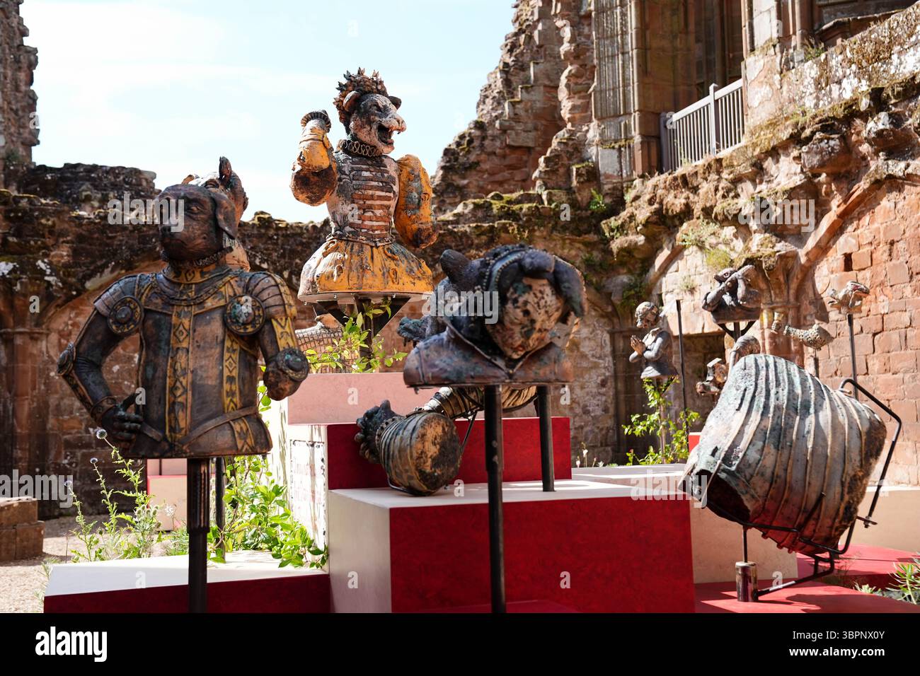 Installation artistique « Wicked Game », qui marque le 450e anniversaire de la visite de 19 jours de la reine Elizabeth I au château de Kenilworth. L’œuvre temporaire de l’artiste Lindsey Mendick sera exposée au château de Kenilworth du 9 juillet au 31 octobre 2025. L’installation explorera une nouvelle perspective sur la relation de la reine Elizabeth I avec son courtisan et prétendant de longue date Robert Dudley. Date de la photo : mercredi 9 juillet 2025. Banque D'Images Installation artistique « Wicked Game », qui marque le 450e anniversaire de la visite de 19 jours de la reine Elizabeth I au château de Kenilworth. L’œuvre temporaire de l’artiste Lindsey Mendick sera exposée au château de Kenilworth du 9 juillet au 31 octobre 2025. L’installation explorera une nouvelle perspective sur la relation de la reine Elizabeth I avec son courtisan et prétendant de longue date Robert Dudley. Date de la photo : mercredi 9 juillet 2025. Banque D'Images