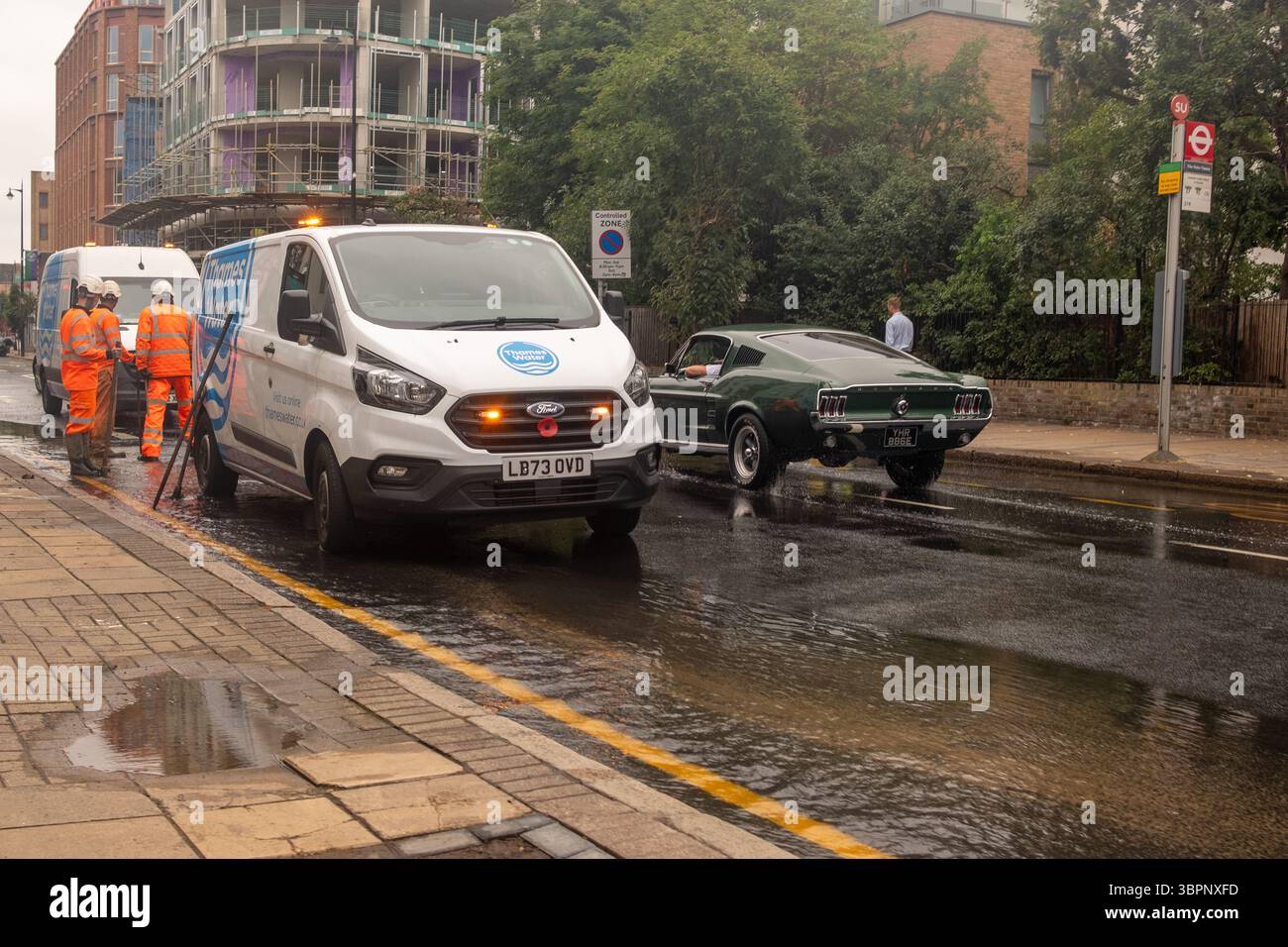 LONDRES - 2 JUILLET 2025 : les travailleurs de l'eau de Thames assistent à une rupture de conduite d'eau sur une lecture à Wimbledon. Banque D'Images