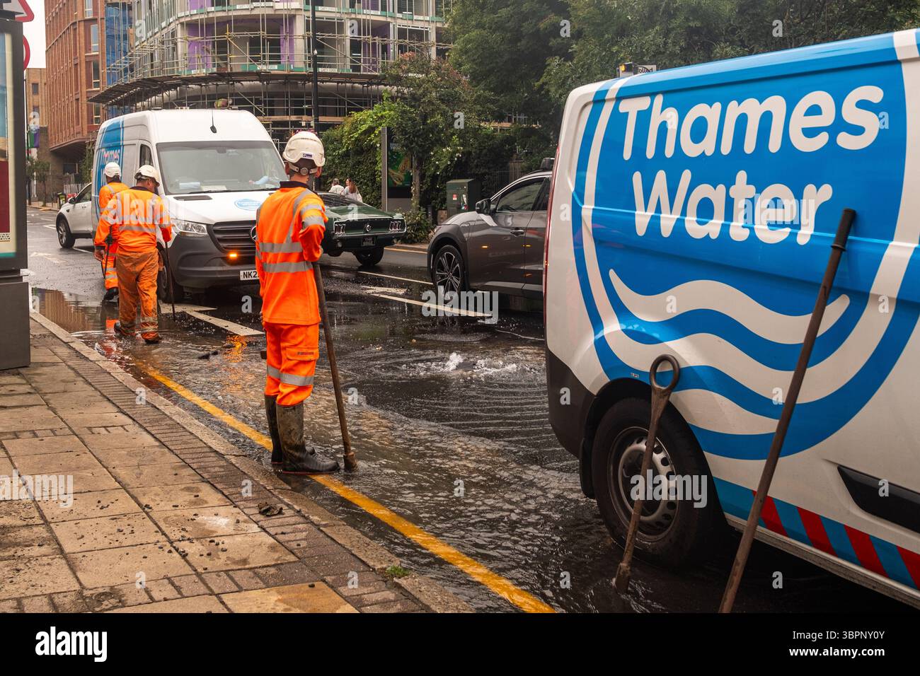 LONDRES - 2 JUILLET 2025 : les travailleurs de l'eau de Thames assistent à une rupture de conduite d'eau sur une lecture à Wimbledon. Banque D'Images