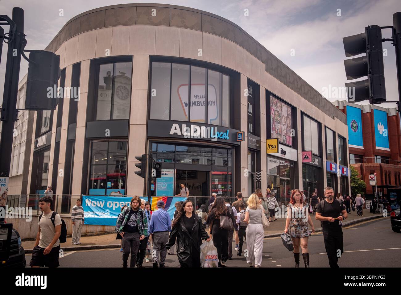 LONDRES- 2 JUILLET 2025 : supermarché local Aldi sur la rue Wimbledon. Chaîne de supermarchés allemande Banque D'Images