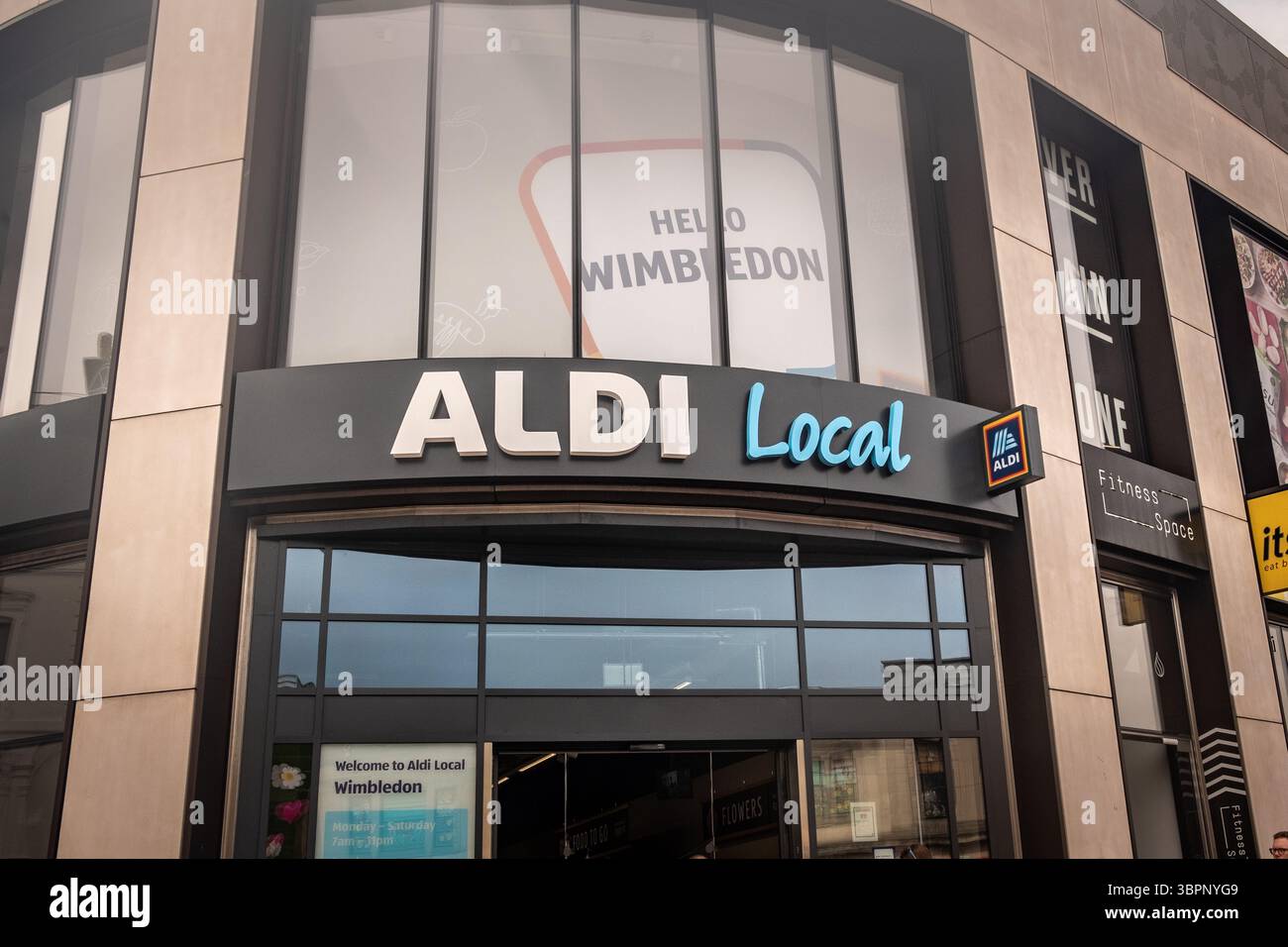LONDRES- 2 JUILLET 2025 : supermarché local Aldi sur la rue Wimbledon. Chaîne de supermarchés allemande Banque D'Images