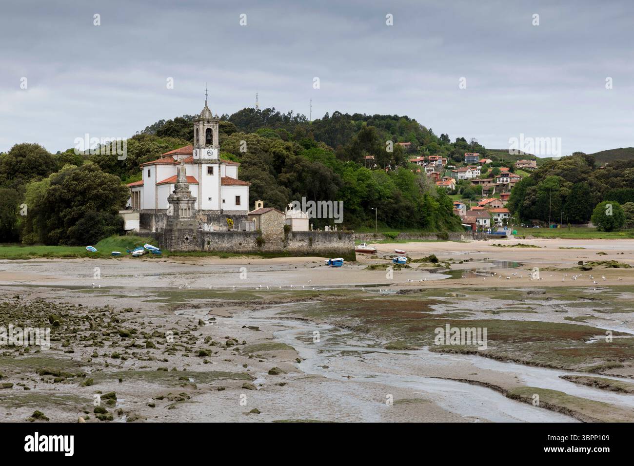 16 mai 2018, Barro, Asturies, Espagne : marée basse le long de la rivière Barro avec l'église de Nuestra SeñOra de los Dolores de Barro et le village voisin de Niembru. Barro se trouve le long du Camino del Norte, une route moins fréquentée de la voie de James le long de la côte nord de l'Espagne. Le pèlerinage historique commence à Irún, au pays Basque, et se termine à Saint-Jacques-de-Compostelle, en Galice. (Crédit image : © Paul Christian Gordon/ZUMA Wire) Banque D'Images