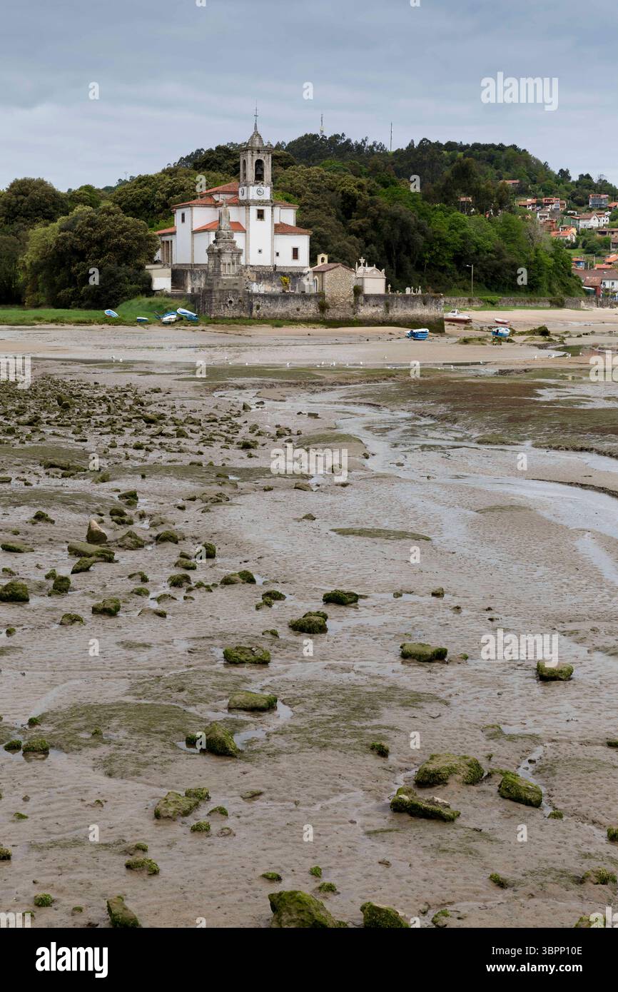 16 mai 2018, Barro, Asturies, Espagne : marée basse le long de la rivière Barro avec l'église de Nuestra SeñOra de los Dolores de Barro et le village voisin de Niembru. Barro se trouve le long du Camino del Norte, une route moins fréquentée de la voie de James le long de la côte nord de l'Espagne. Le pèlerinage historique commence à Irún, au pays Basque, et se termine à Saint-Jacques-de-Compostelle, en Galice. (Crédit image : © Paul Christian Gordon/ZUMA Wire) Banque D'Images