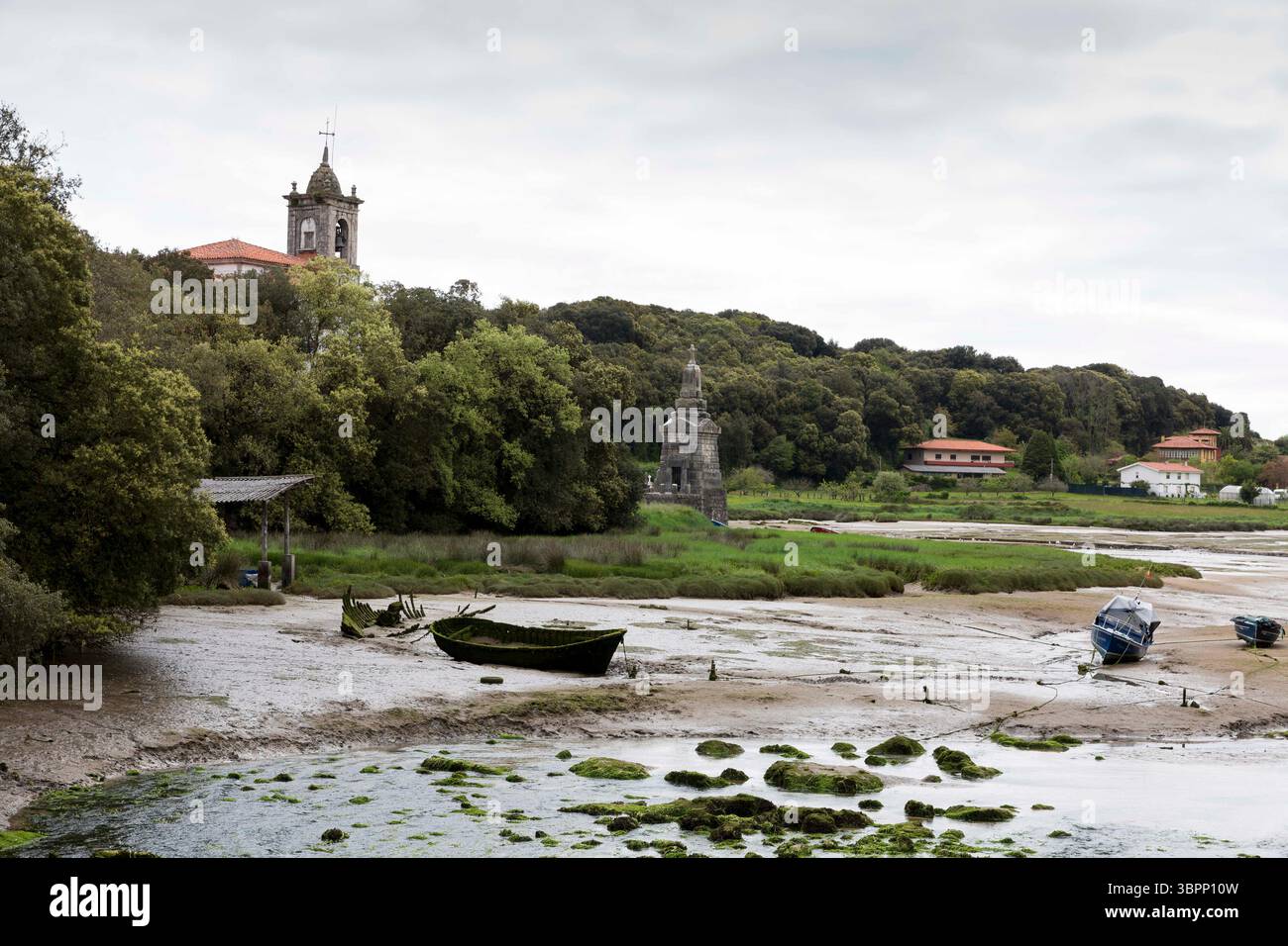16 mai 2018, Barro, Asturies, Espagne : marée basse le long de la rivière Barro avec l'église de Nuestra SeñOra de los Dolores de Barro. Le village de Barro se trouve le long du Camino del Norte, une route moins fréquentée du chemin de James le long de la côte nord de l'Espagne. Le pèlerinage historique commence à Irún, au pays Basque, et se termine à Saint-Jacques-de-Compostelle, en Galice. (Crédit image : © Paul Christian Gordon/ZUMA Wire) Banque D'Images