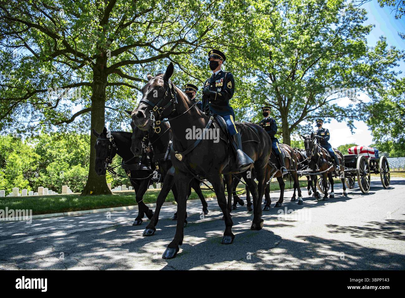 29 juin 2020 - Arlington, Virginie, États-Unis - la Garde de cérémonie de la marine américaine et le peloton de Caisson du 3e Régiment d'infanterie américain (la vieille Garde) mènent des funérailles militaires avec escorte modifiée pour le Cmdt de la marine américaine. Jesse W. Lewis, Jr. au cimetière national d'Arlington, Arlington, Virginie, le 29 juin 2020. Cmdt. Lewis a servi honorablement dans la Marine pendant plus de 30 ans. Ses décorations comprennent Air Medal avec 2 étoiles d'or, Vietnam Service Medal avec 3 étoiles d'or, et Republic of Vietnam Campaign Medal avec dispositif. Il est incarné à Columbarium court 9. Ce fut le premier service funéraire depuis mars 26 Banque D'Images
