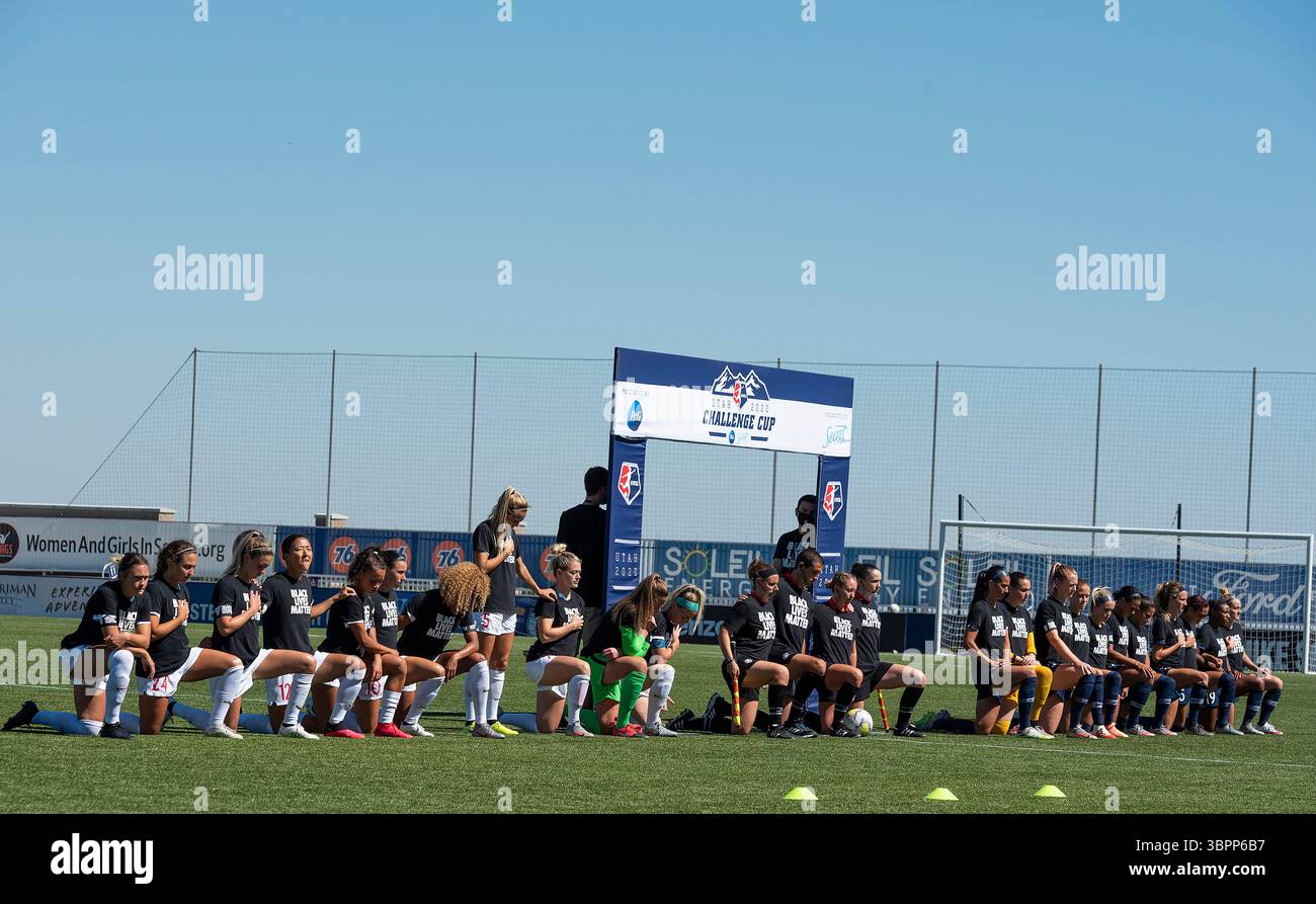 5 juillet 2020, Herriman, Utah, États-Unis : les joueurs du courage de Caroline du Nord et des Red Stars de Chicago prennent un genou pendant l'hymne national, à l'exception de l'attaquante RACHEL HILL (5) des Red Stars de Chicago avant leur match de la NWSL Challenge Cup Preliminary Round au ZIONS Bank Stadium à Herriman, UT le dimanche 5 juillet 2020. (Crédit image : © Michael Mangum/ZUMA Wire) Banque D'Images