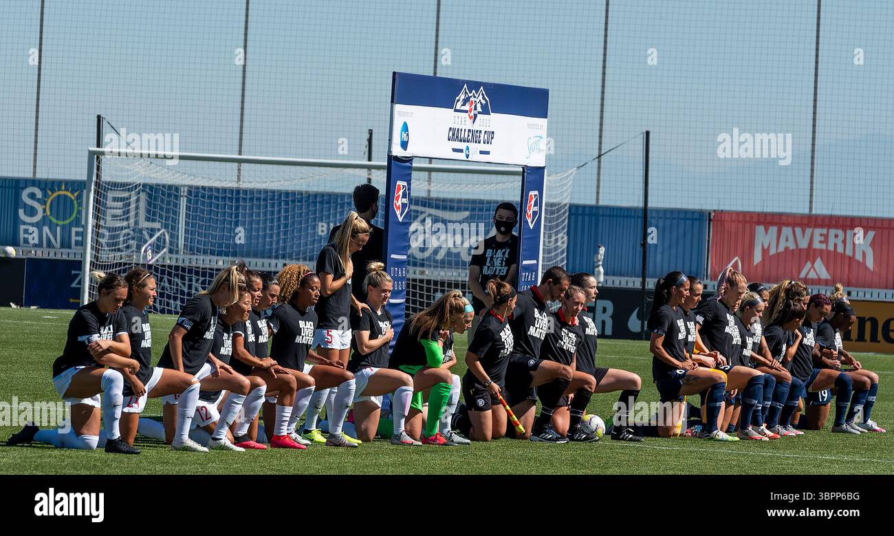 5 juillet 2020, Herriman, Utah, États-Unis : les joueurs du courage de Caroline du Nord et des Red Stars de Chicago prennent un genou pendant l'hymne national, à l'exception de l'attaquante RACHEL HILL (5) des Red Stars de Chicago avant leur match de la NWSL Challenge Cup Preliminary Round au ZIONS Bank Stadium à Herriman, UT le dimanche 5 juillet 2020. (Crédit image : © Michael Mangum/ZUMA Wire) Banque D'Images