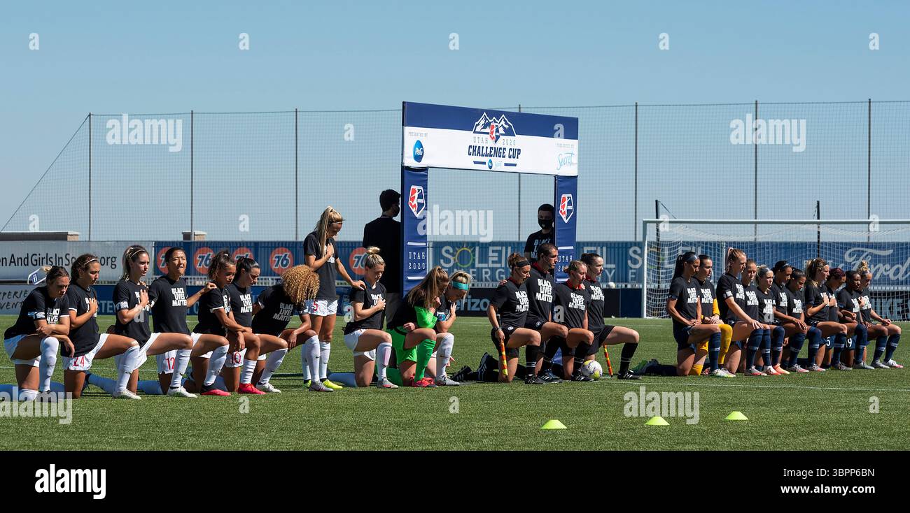 5 juillet 2020, Herriman, Utah, États-Unis : les joueurs du courage de Caroline du Nord et des Red Stars de Chicago prennent un genou pendant l'hymne national, à l'exception de l'attaquante RACHEL HILL (5) des Red Stars de Chicago avant leur match de la NWSL Challenge Cup Preliminary Round au ZIONS Bank Stadium à Herriman, UT le dimanche 5 juillet 2020. (Crédit image : © Michael Mangum/ZUMA Wire) Banque D'Images