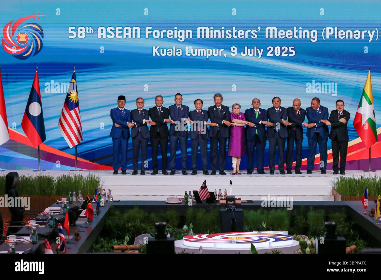 (De gauche à droite) Ministre des Affaires étrangères de l'Indonésie Sugiono, Ministre des Affaires étrangères du Laos Thongsavanh Phomvihane, Ministre des Affaires étrangères de Singapour Vivian Balakrishnan, Ministre des Affaires étrangères de Thaïlande Maris Sangiampongsa, Ministre des Affaires étrangères du Vietnam Bui Thanh son, Ministre des Affaires étrangères de Malaisie Mohamad Hasan, Ministre des Affaires étrangères des Philippines Theresa Lazaro, Ministre des Affaires étrangères du Brunei Erywan Yusof, Ministre cambodgien Prak Sokhonn, Ministre des Affaires étrangères du Myanmar, Ministre des Affaires étrangères du Myanmar/Timor oriental Kyito Bendo Nyito Bendo Banque D'Images