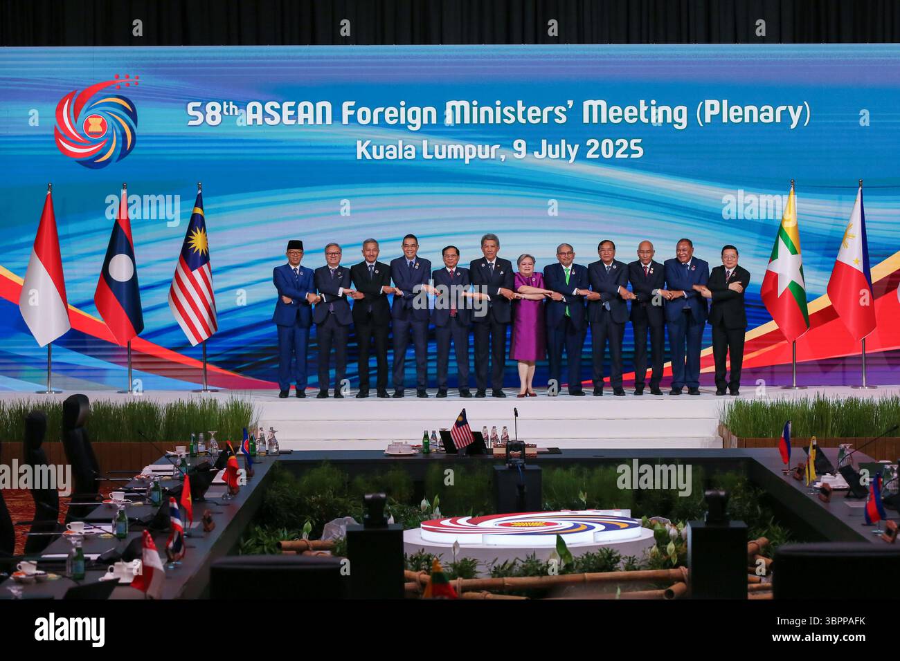 (De gauche à droite) Ministre des Affaires étrangères de l'Indonésie Sugiono, Ministre des Affaires étrangères du Laos Thongsavanh Phomvihane, Ministre des Affaires étrangères de Singapour Vivian Balakrishnan, Ministre des Affaires étrangères de Thaïlande Maris Sangiampongsa, Ministre des Affaires étrangères du Vietnam Bui Thanh son, Ministre des Affaires étrangères de Malaisie Mohamad Hasan, Ministre des Affaires étrangères des Philippines Theresa Lazaro, Ministre des Affaires étrangères du Brunei Erywan Yusof, Ministre cambodgien Prak Sokhonn, Ministre des Affaires étrangères du Myanmar, Ministre des Affaires étrangères du Myanmar/Timor oriental Kyito Bendo Nyito Bendo Banque D'Images