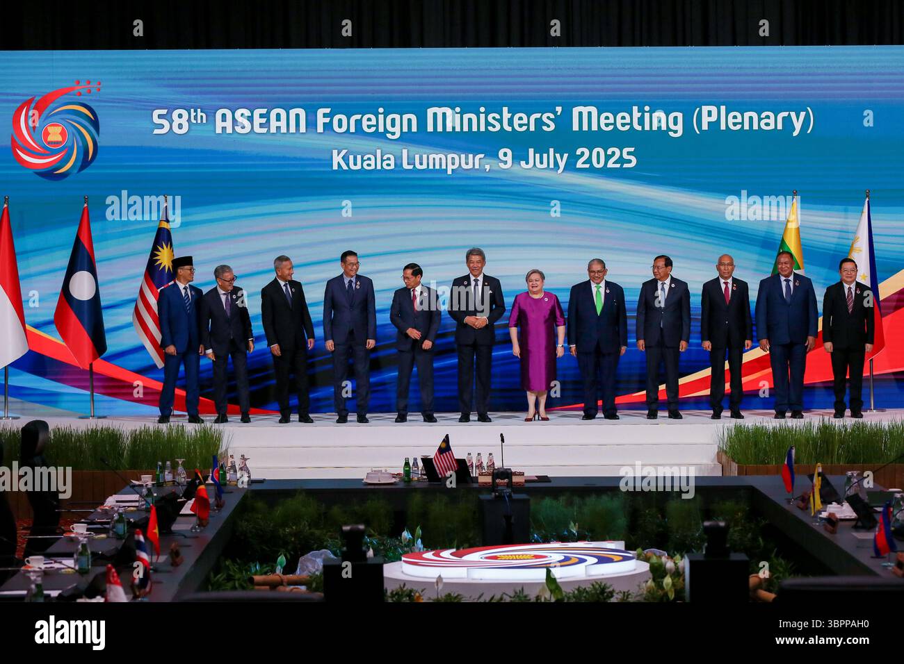 (De gauche à droite) Ministre des Affaires étrangères de l'Indonésie Sugiono, Ministre des Affaires étrangères du Laos Thongsavanh Phomvihane, Ministre des Affaires étrangères de Singapour Vivian Balakrishnan, Ministre des Affaires étrangères de Thaïlande Maris Sangiampongsa, Ministre des Affaires étrangères du Vietnam Bui Thanh son, Ministre des Affaires étrangères de Malaisie Mohamad Hasan, Ministre des Affaires étrangères des Philippines Theresa Lazaro, Ministre des Affaires étrangères du Brunei Erywan Yusof, Ministre cambodgien Prak Sokhonn, Ministre des Affaires étrangères du Myanmar, Ministre des Affaires étrangères du Myanmar/Timor oriental Kyito Bendo Nyito Bendo Banque D'Images