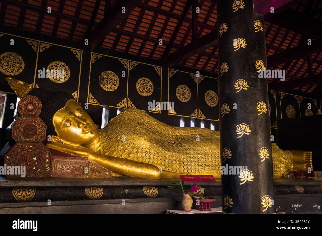 Statues de Bouddha, images et temples en Thaïlande. Collection d'art et de sculptures bouddhistes thaïlandais. Dieu sacré. Images de Bouddha pour la méditation et la spiritualité Banque D'Images