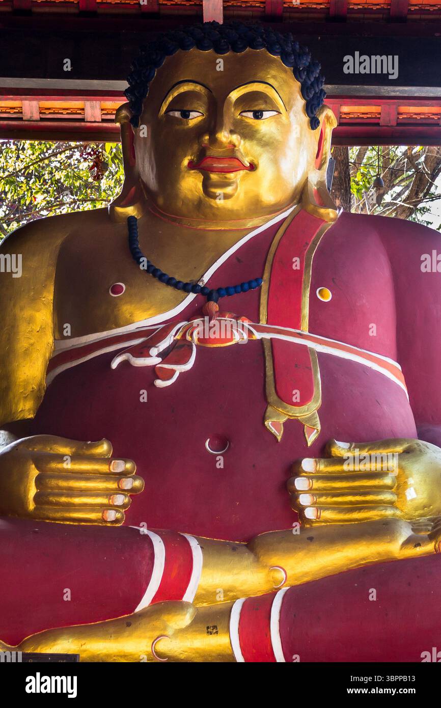 Statues de Bouddha, images et temples en Thaïlande. Collection d'art et de sculptures bouddhistes thaïlandais. Dieu sacré. Images de Bouddha pour la méditation et la spiritualité Banque D'Images