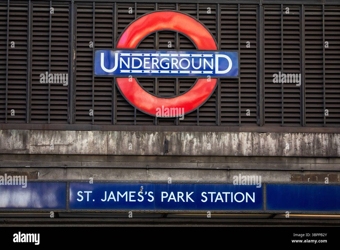 Londres, Royaume-Uni - 3 mars 2025 : détail de l'extérieur de la station James's Park sur le métro londonien. Banque D'Images
