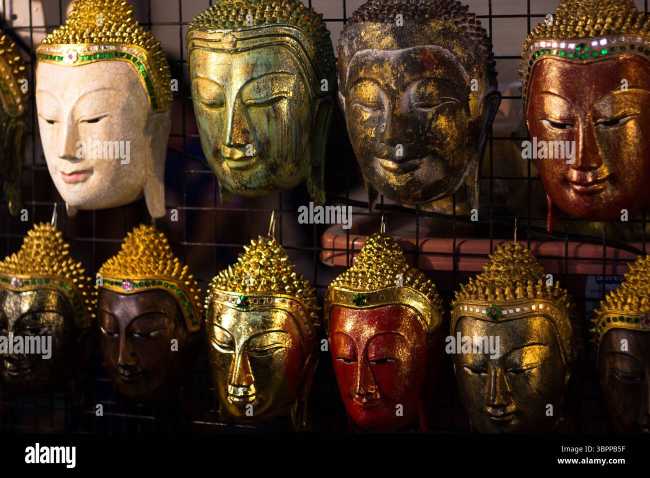 Statues de Bouddha, images et temples en Thaïlande. Collection d'art et de sculptures bouddhistes thaïlandais. Dieu sacré. Images de Bouddha pour la méditation et la spiritualité Banque D'Images