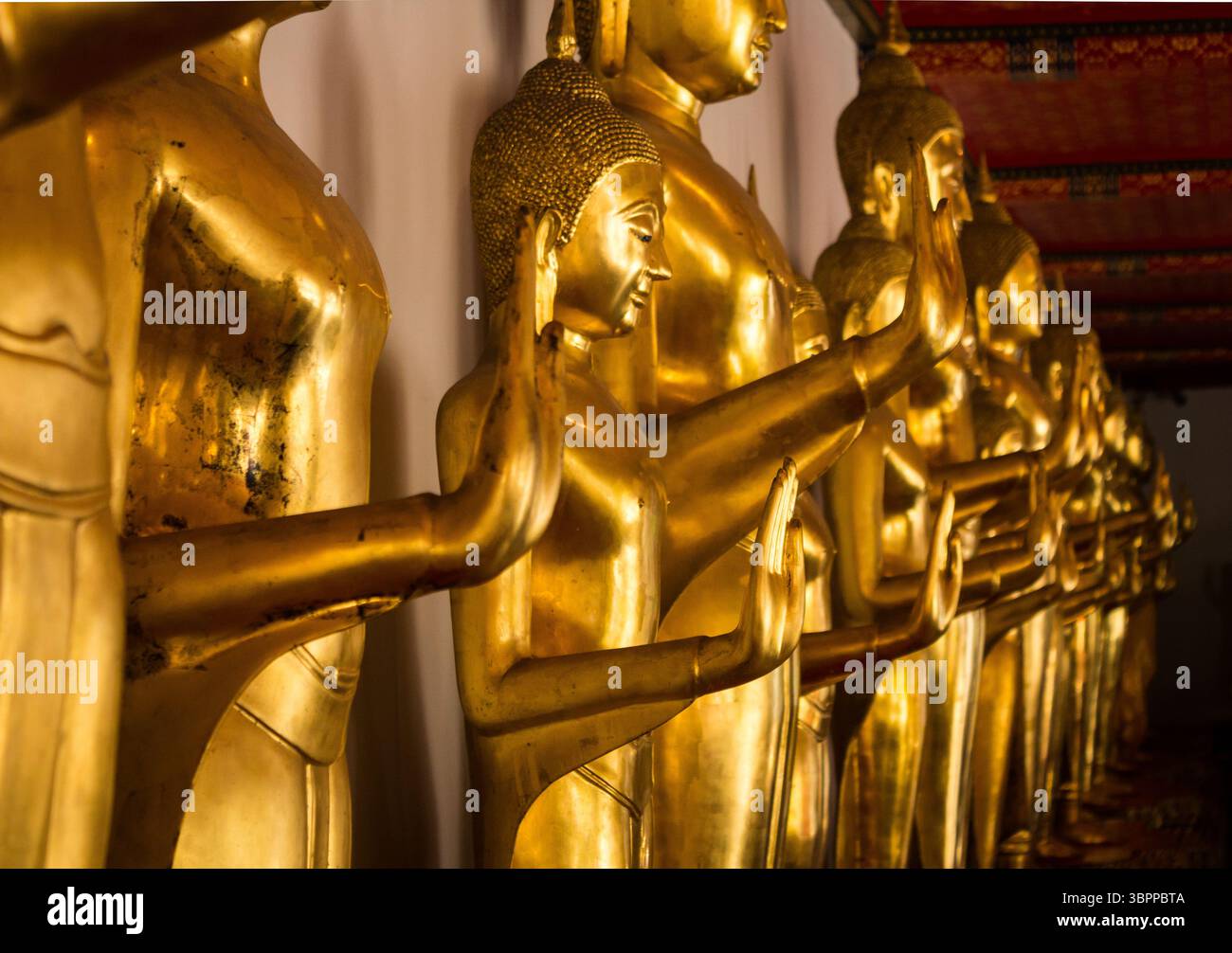 Statues de Bouddha, images et temples en Thaïlande. Collection d'art et de sculptures bouddhistes thaïlandais. Dieu sacré. Images de Bouddha pour la méditation et la spiritualité Banque D'Images
