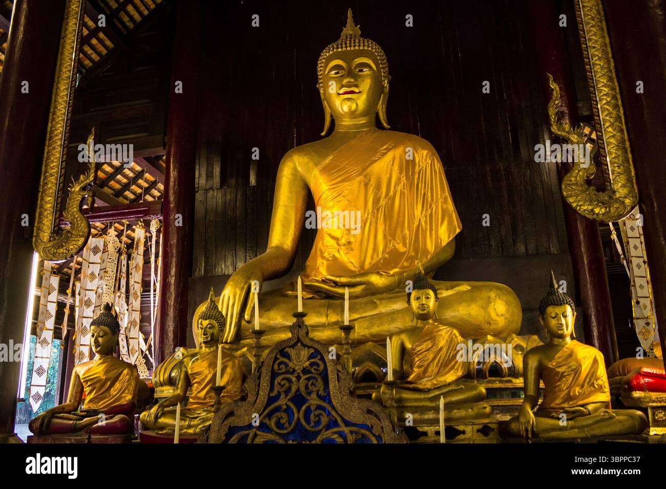 Statues de Bouddha, images et temples en Thaïlande. Collection d'art et de sculptures bouddhistes thaïlandais. Dieu sacré. Images de Bouddha pour la méditation et la spiritualité Banque D'Images