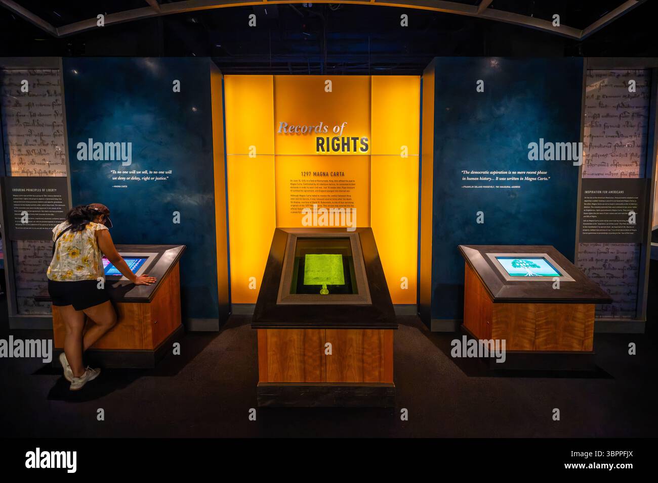 WASHINGTON DC — Une rare version originale de 1297 de la Magna Carta est exposée aux Archives nationales, avec la permission de David M. Rubenstein. Ce document représente l'un des quatre seuls originaux survivants de 1297, date à laquelle il a été inscrit au Statut officiel de l'Angleterre. L'exposition, intitulée « principes durables de la liberté », présente la charte historique aux côtés d'un texte explicatif soulignant sa célèbre clause : « à personne nous ne vendrons, à personne nous ne nierons ou ne retarderons, droit ou justice ». Scellée à l'origine par le roi Jean à Runnymede en 1215, la Magna Carta a perduré comme un puissant symbo Banque D'Images