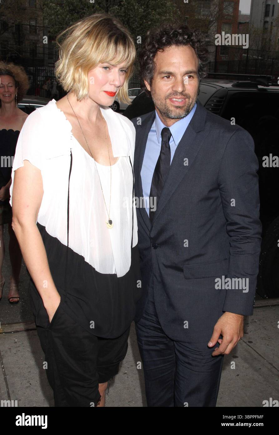 Mark Ruffalo et Sunrise Coigney lors de la projection de 'Sympathy for Delicious' au Landmark's Sunshine Cinema de New York - 25 avril 2011 Banque D'Images