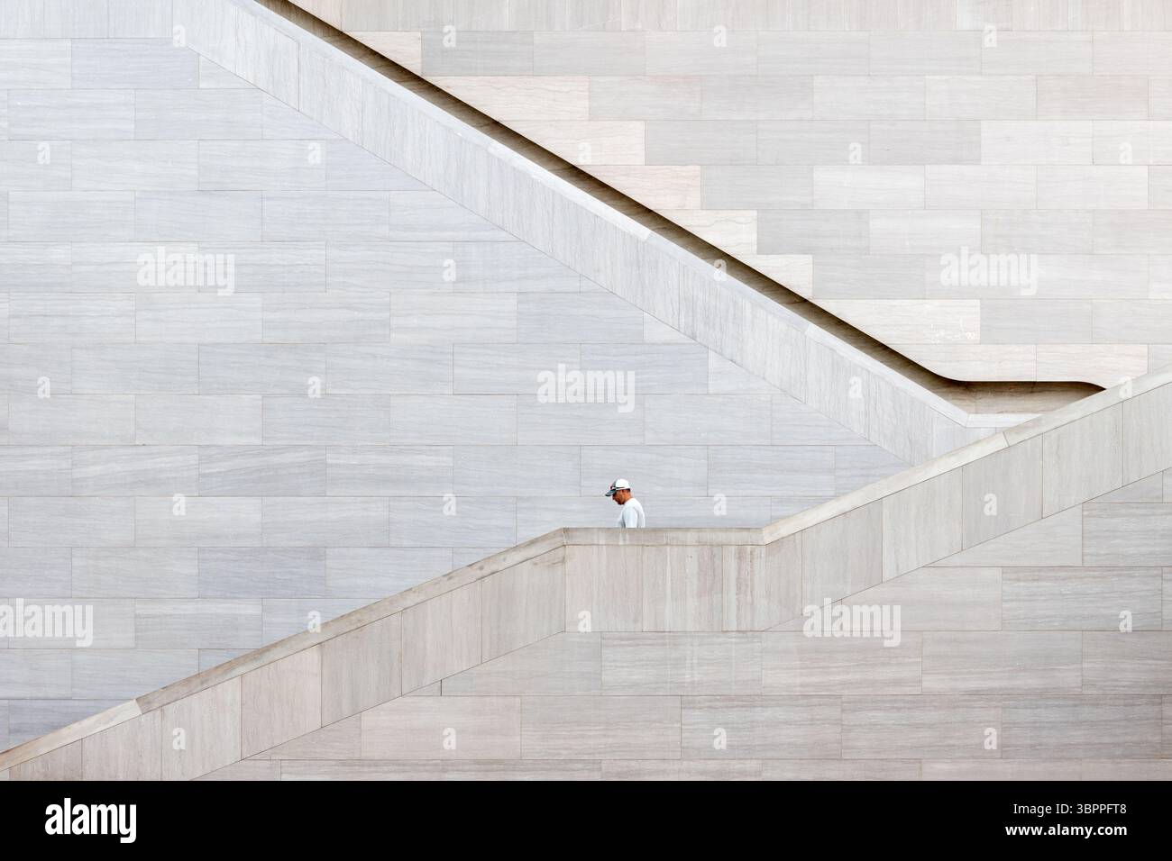 Escalier de l'East Building de la National Gallery of Art Washington DC // WASHINGTON DC — Un escalier géométrique est représenté en profil latéral dans l'East Building de la National Gallery of Art. Conçu par l'architecte I.M. Pei et achevé en 1978, l'East Building est connu pour son design moderniste saisissant avec des espaces angulaires audacieux et des éléments intérieurs spectaculaires. Le bâtiment abrite la collection d'art moderne et contemporain du musée, qui complète le bâtiment néoclassique de l'Ouest. Cette caractéristique architecturale illustre le style emblématique de Pei, qui se caractérise par des lignes épurées et des relations spatiales spectaculaires. L'est B Banque D'Images