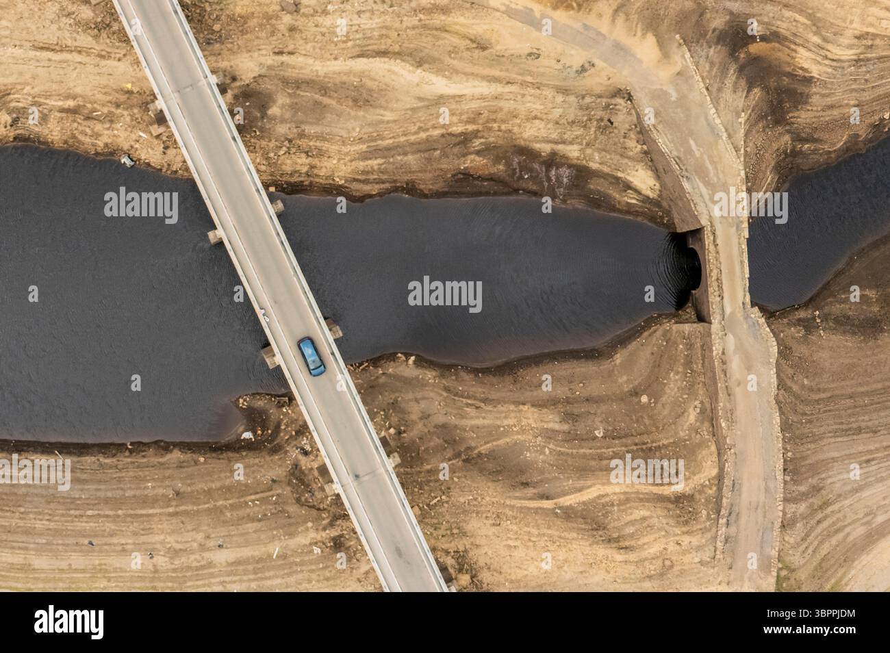 Terre fissurée sèche au réservoir Baitings à Ripponden, West Yorkshire. Les ménages du Yorkshire sont devenus les premiers à être frappés par une interdiction de canalisations par Yorkshire Water, après des mois de temps extrêmement chaud et sec à travers l'Angleterre. Date de la photo : mercredi 9 juillet 2025. Banque D'Images