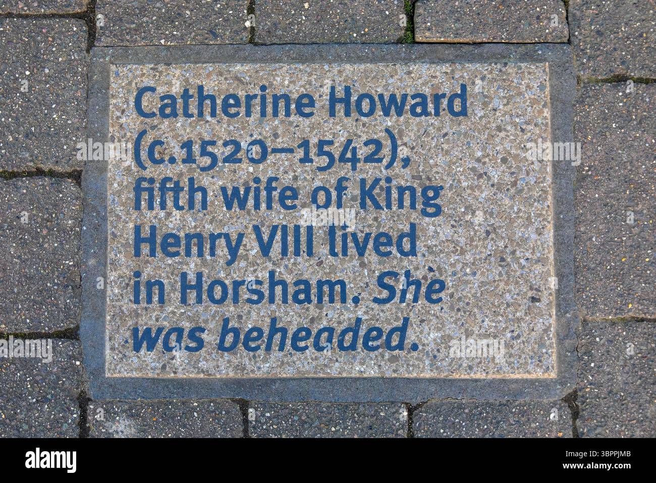 Gros plan d'une plaque sur West Street à Horsham, West Sussex, avec un morceau d'histoire locale. Banque D'Images