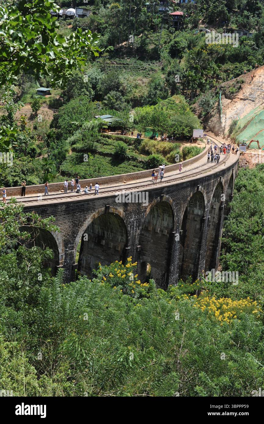 Le pont de Nine Arch a également appelé le pont dans le ciel sur une voie ferrée menant à Ella au Sri Lanka. C'est un pont viaduc. Banque D'Images