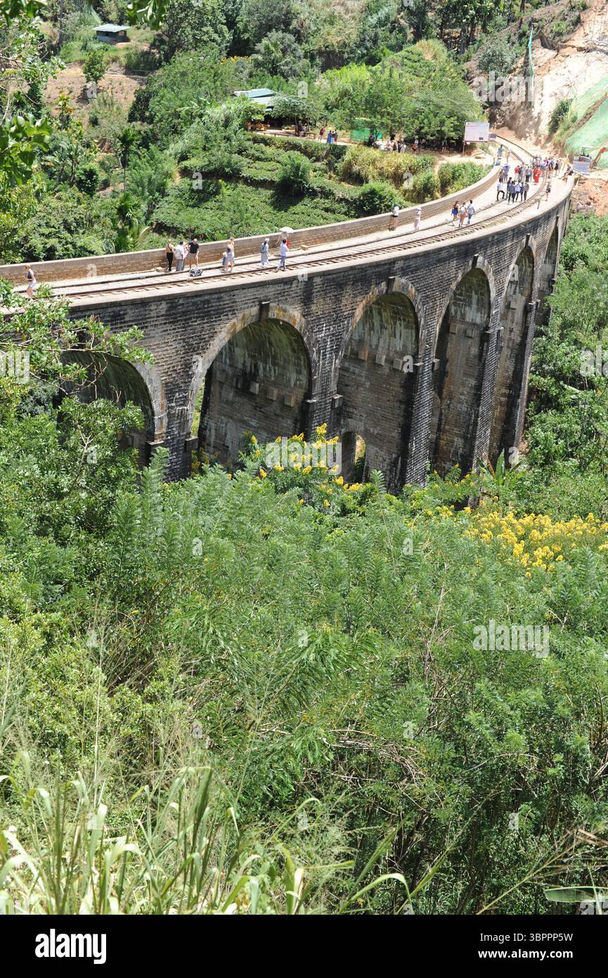 Le pont de Nine Arch a également appelé le pont dans le ciel sur une voie ferrée menant à Ella au Sri Lanka. C'est un pont viaduc. Banque D'Images