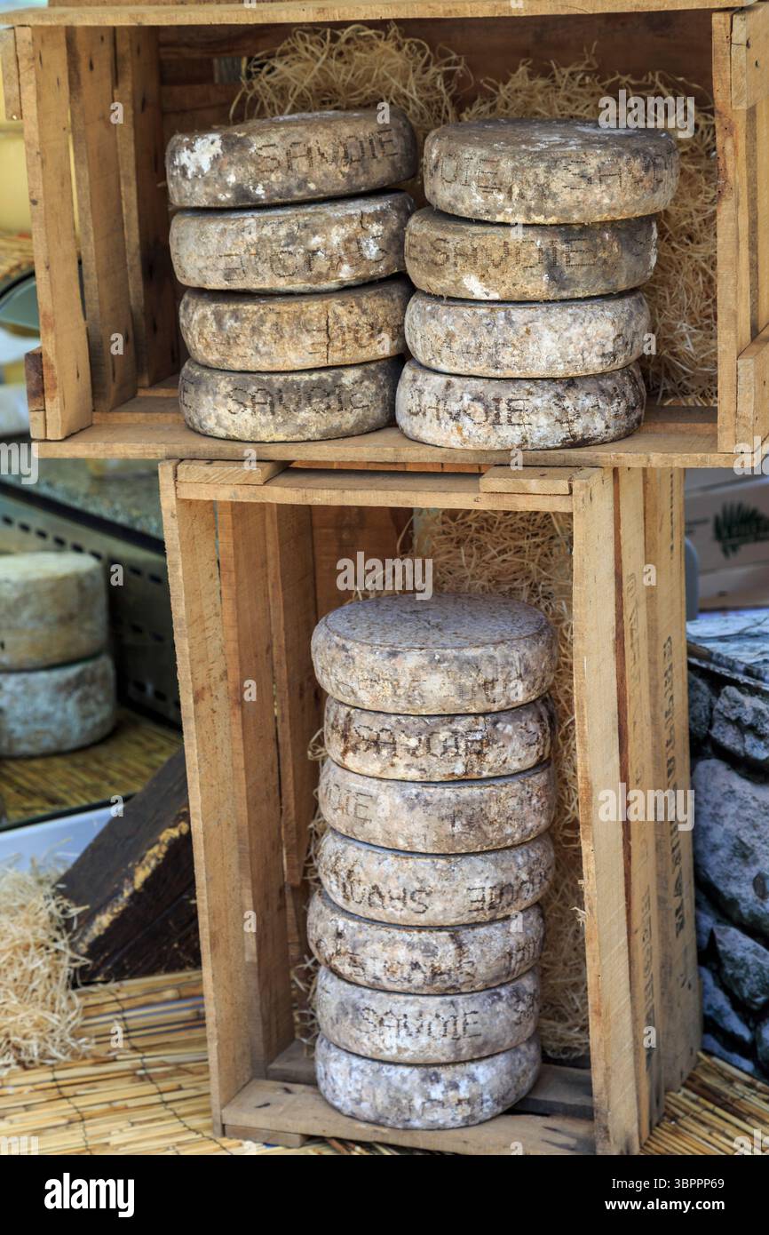 Fromage Savoi en vente au marché du dimanche, Luxembourg Banque D'Images