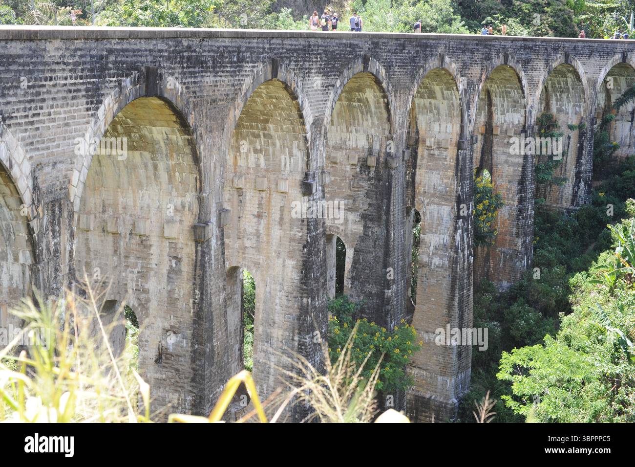 Le pont de Nine Arch a également appelé le pont dans le ciel sur une voie ferrée menant à Ella au Sri Lanka. C'est un pont viaduc. Banque D'Images