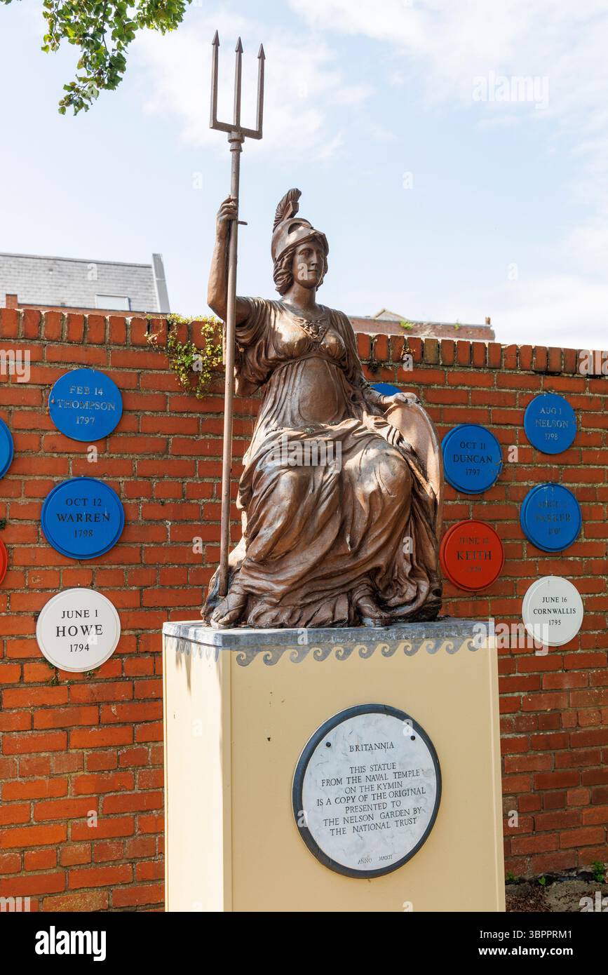 Sculpture Britannia apportée de la avec des plaques pour les amiraux de marine et les capitaines dans le temple naval sur le Kymin, Nelson Garden, Monmouth, pays de Galles, Royaume-Uni Banque D'Images