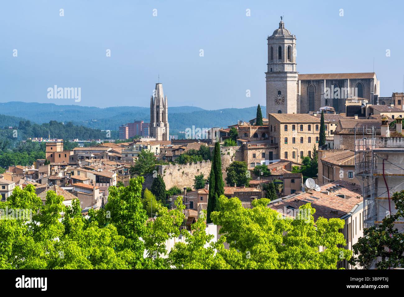 Cathédrale de Gérone (Catedral de Santa Maria) et Basilique de Sant Feliu de la vieille ville de Gérone vieille ville dans la région de Catalogne en Espagne Banque D'Images
