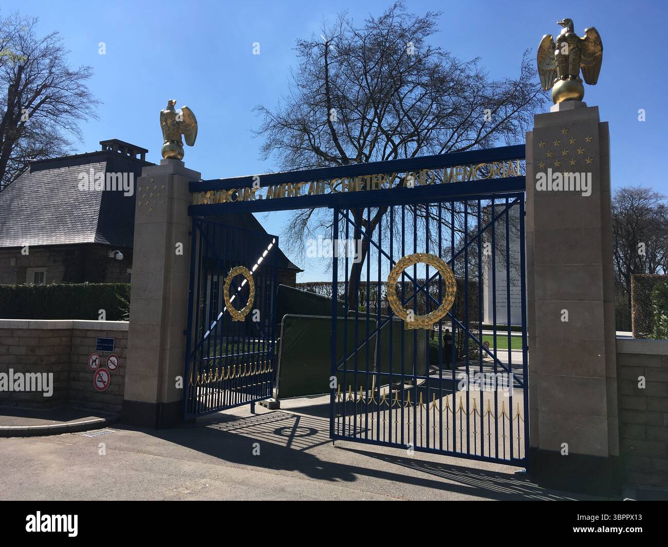 Luxembourg cimetière américain à Hamm, un site mémorial tranquille de la seconde Guerre mondiale avec des milliers de pierres tombales blanches, chapelle commémorative, fontaines et arbres, honourin Banque D'Images