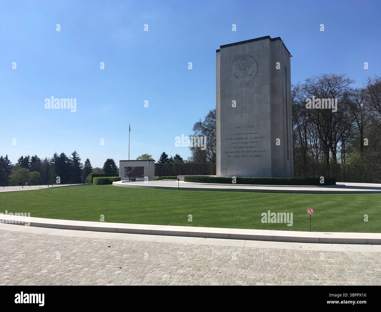 Luxembourg cimetière américain à Hamm, un site mémorial tranquille de la seconde Guerre mondiale avec des milliers de pierres tombales blanches, chapelle commémorative, fontaines et arbres, honourin Banque D'Images