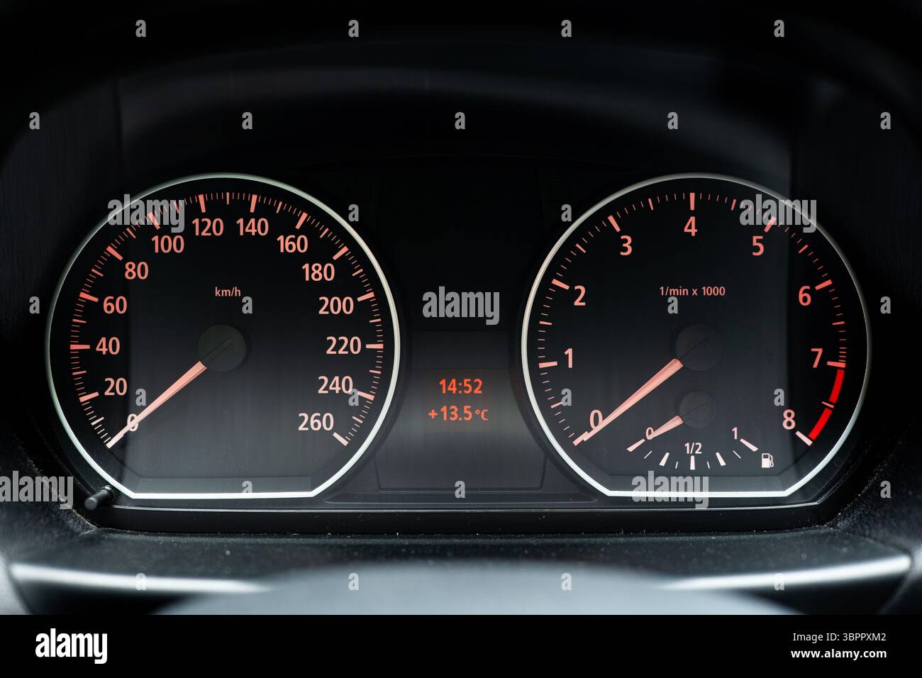 Tableau de bord BMW analogique éclairé ou comparateurs. Gros plan, pas de gens Banque D'Images