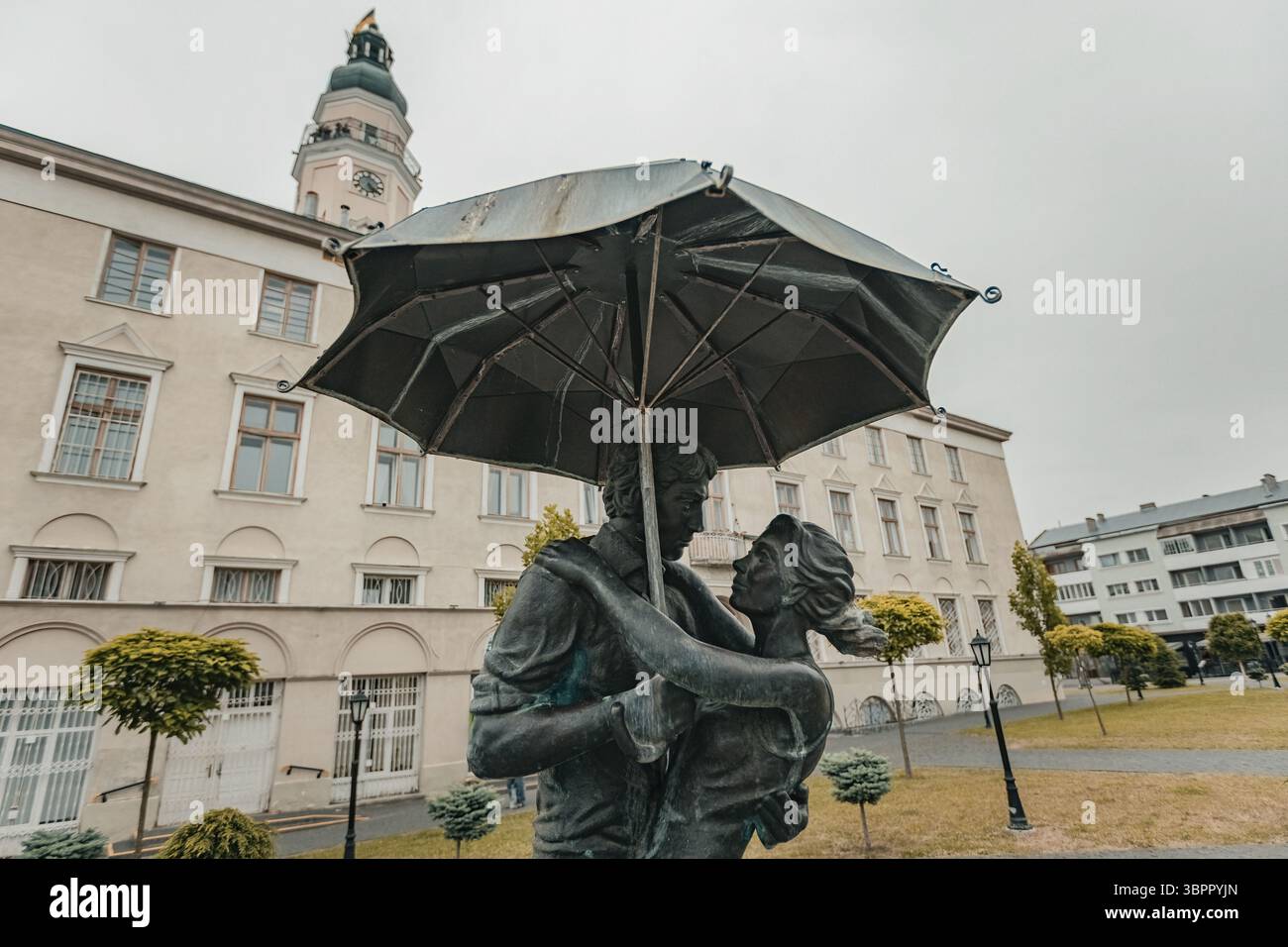 Couple amoureux sous la pluie - Fontaine à Drohobych, Ukraine Banque D'Images