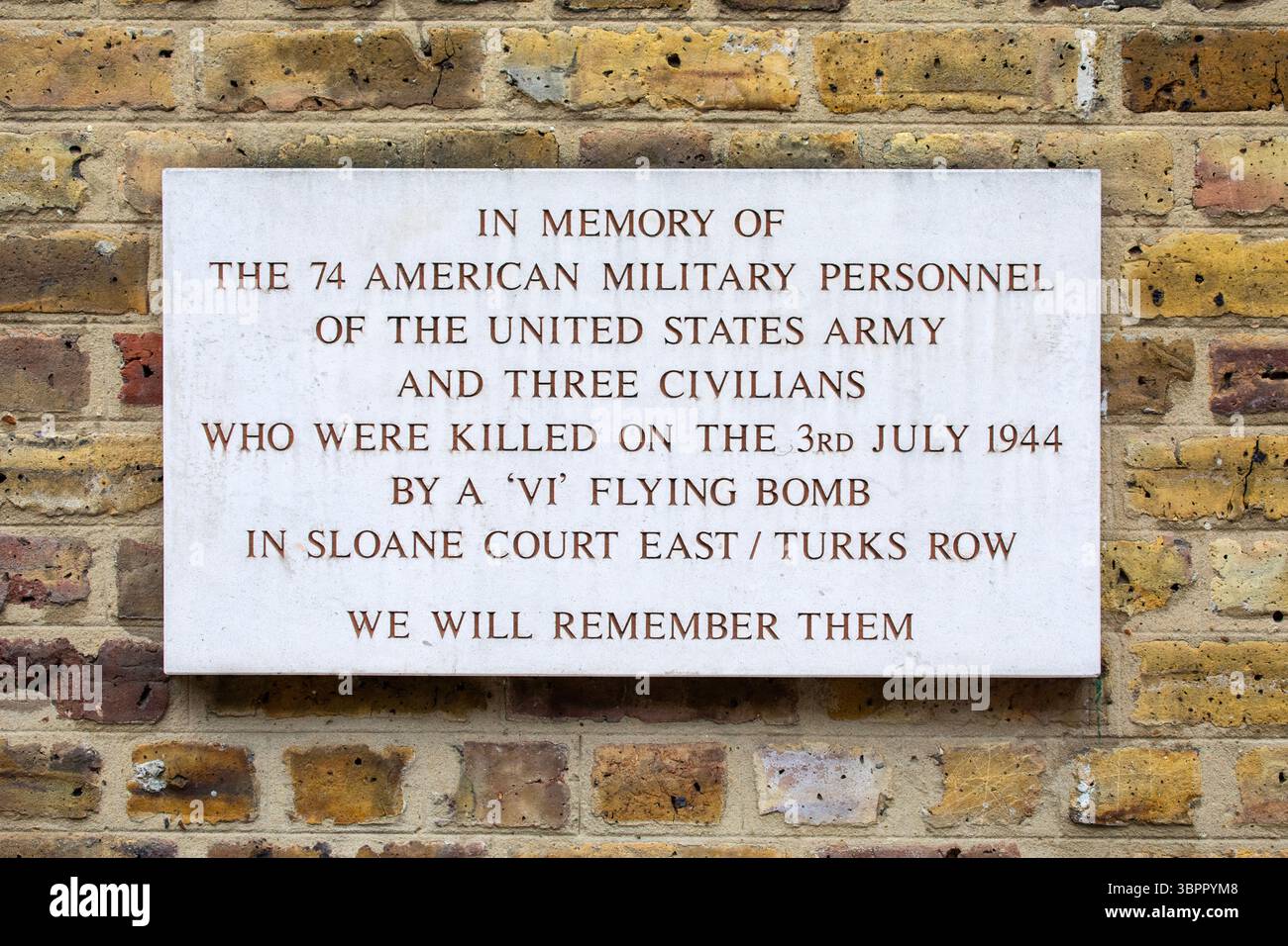Une plaque sur Turks Row à Londres, au Royaume-Uni, marquant l'emplacement où une bombe volante allemande V1 a explosé tuant des militaires américains et des civils Banque D'Images
