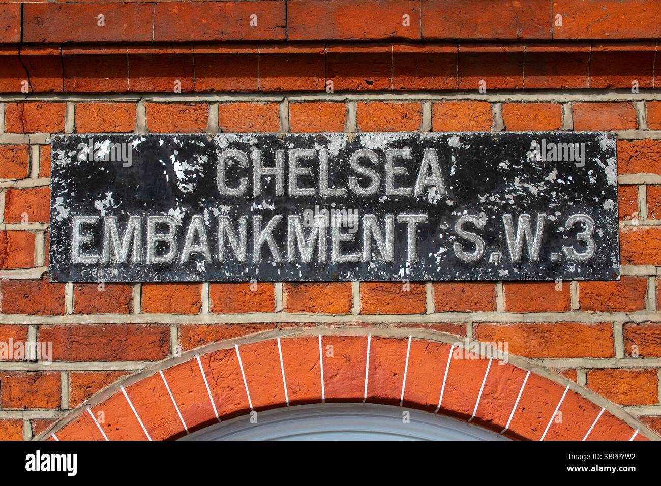 Gros plan d'un panneau de rue usé et altéré pour Chelsea Embankment à Londres, au Royaume-Uni. Banque D'Images