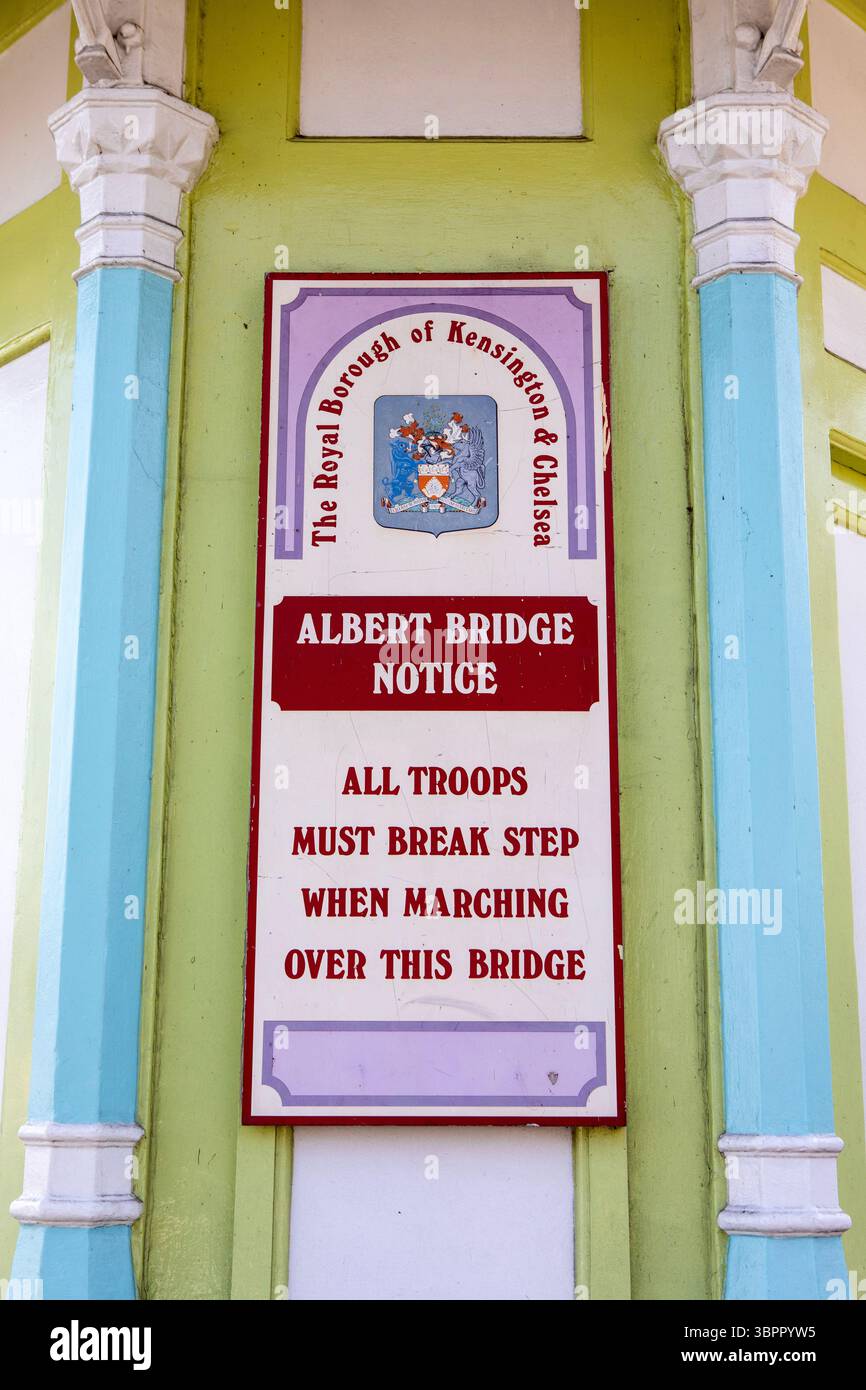 Un avis vintage sur l'historique Albert Bridge à Londres, Royaume-Uni, ordonnant à toutes les troupes de briser le pas en marchant sur le pont,. Banque D'Images