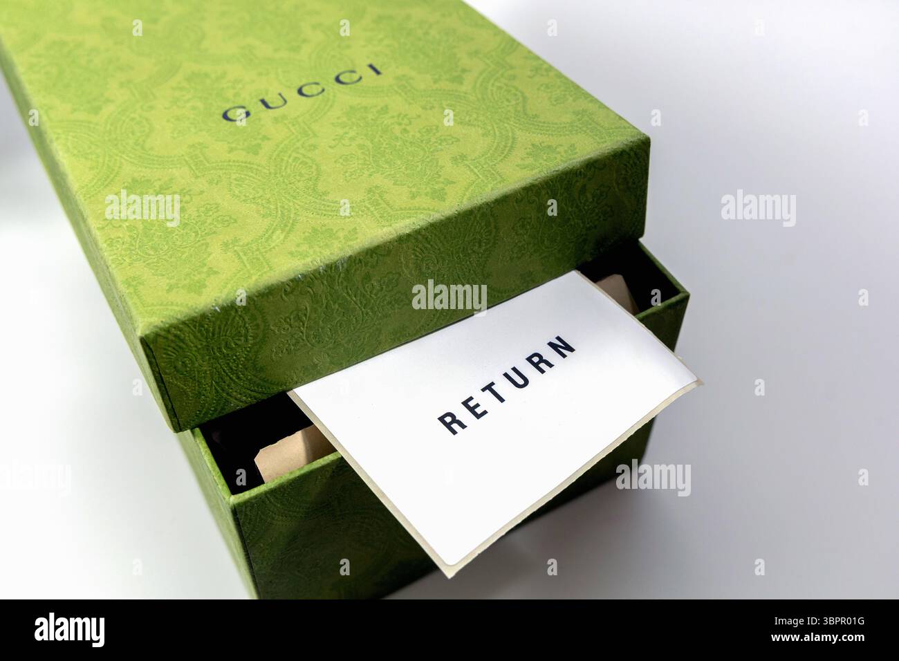 L'étiquette d'expédition de retour dépasse de la boîte Gucci verte. Copenhague, Danemark - 9 juin 2025 Banque D'Images